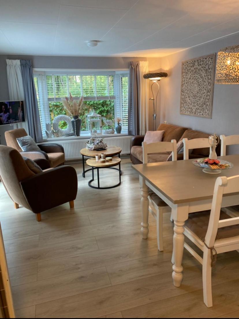 Luxe Chalet met prachtig terras op de Veluwe , veel privacy view 4