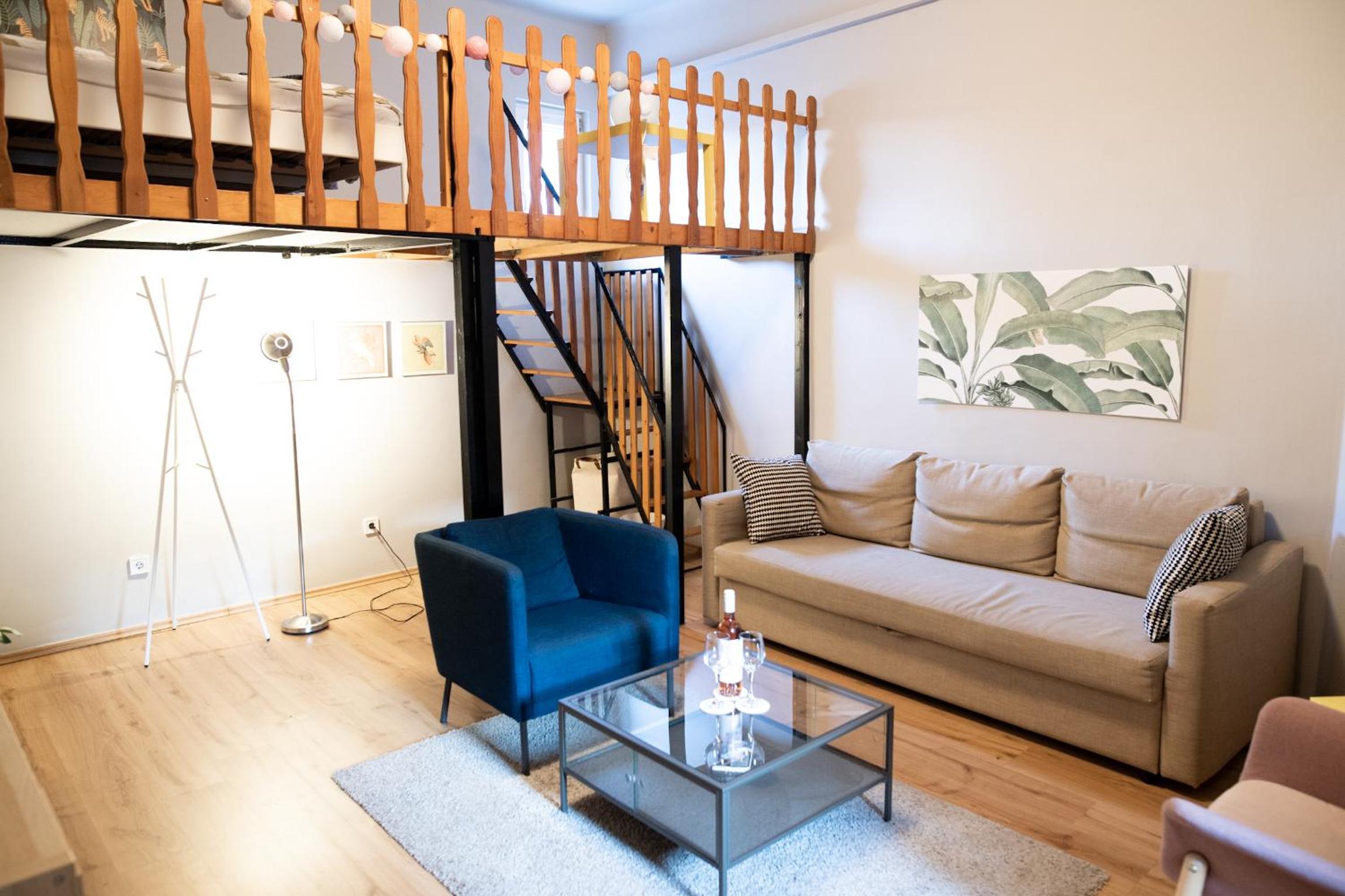 KLAU10 Studio Apartment In Party District. view 2