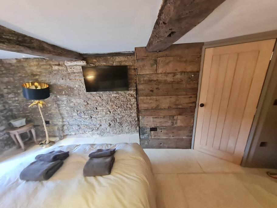 The Undercoft stylish and elegant private studio at The Old Church House central Frome view 5