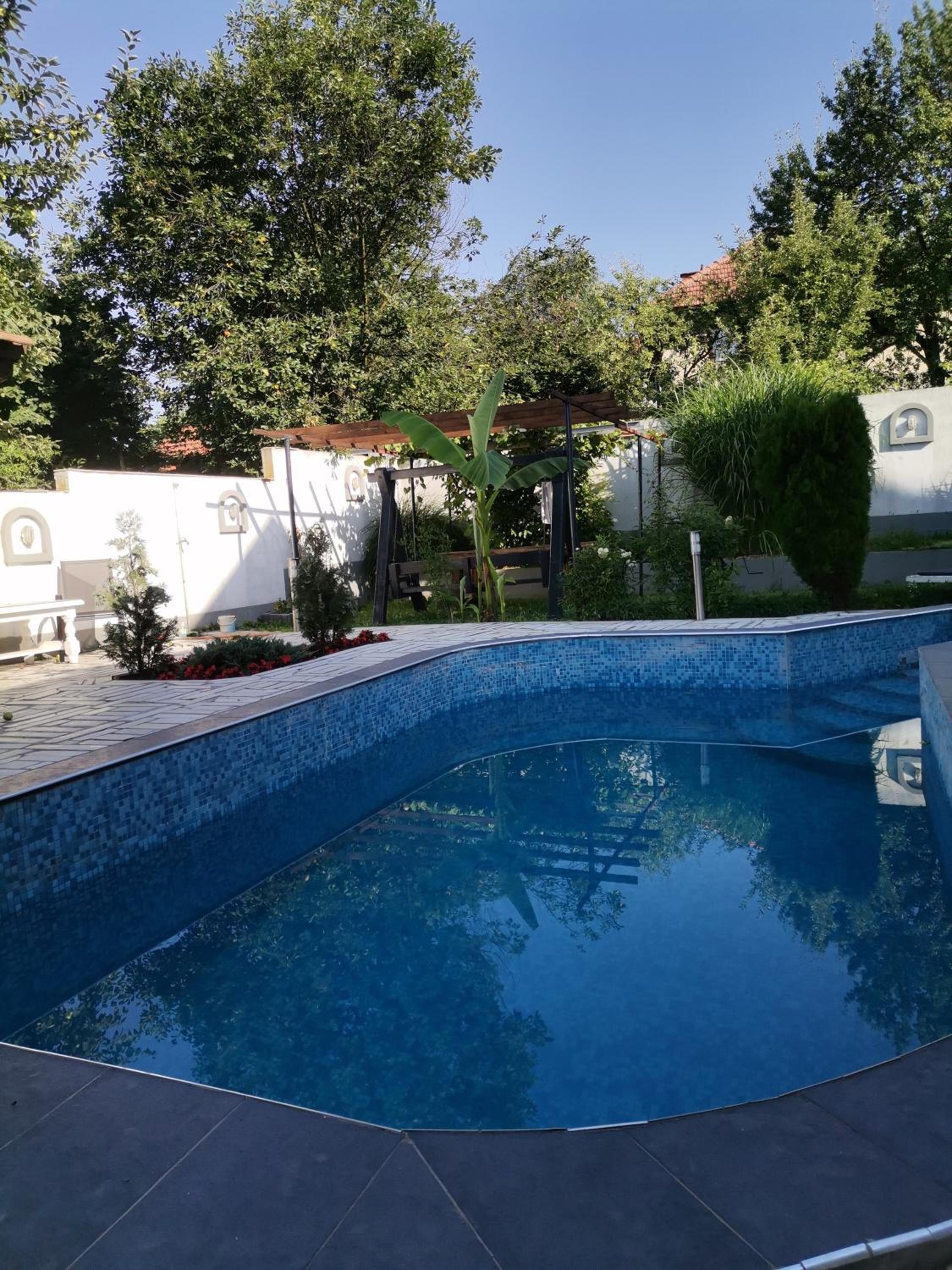 Garden- pool apartman