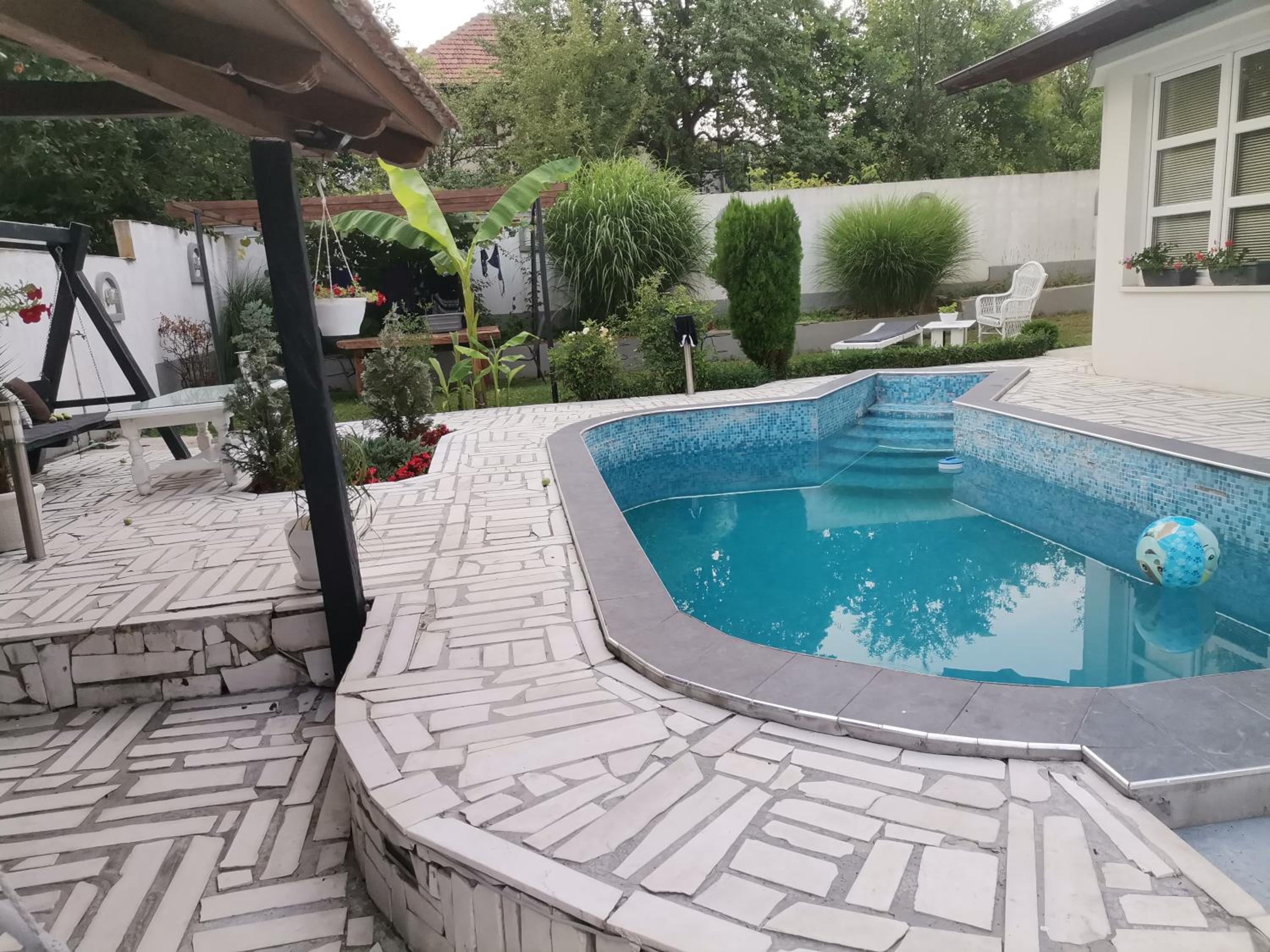 Garden- pool apartman