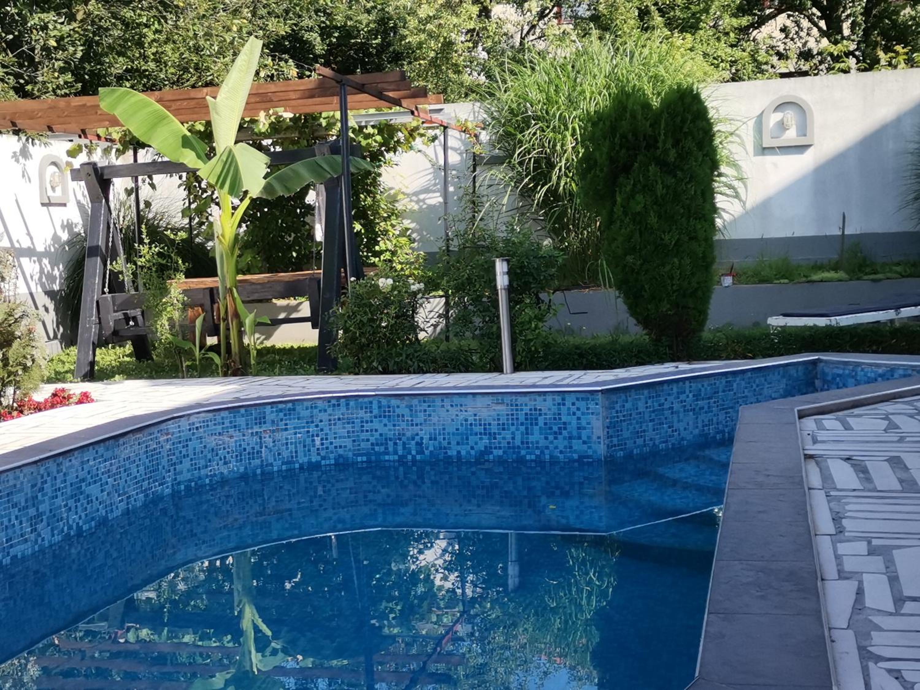 Garden- pool apartman