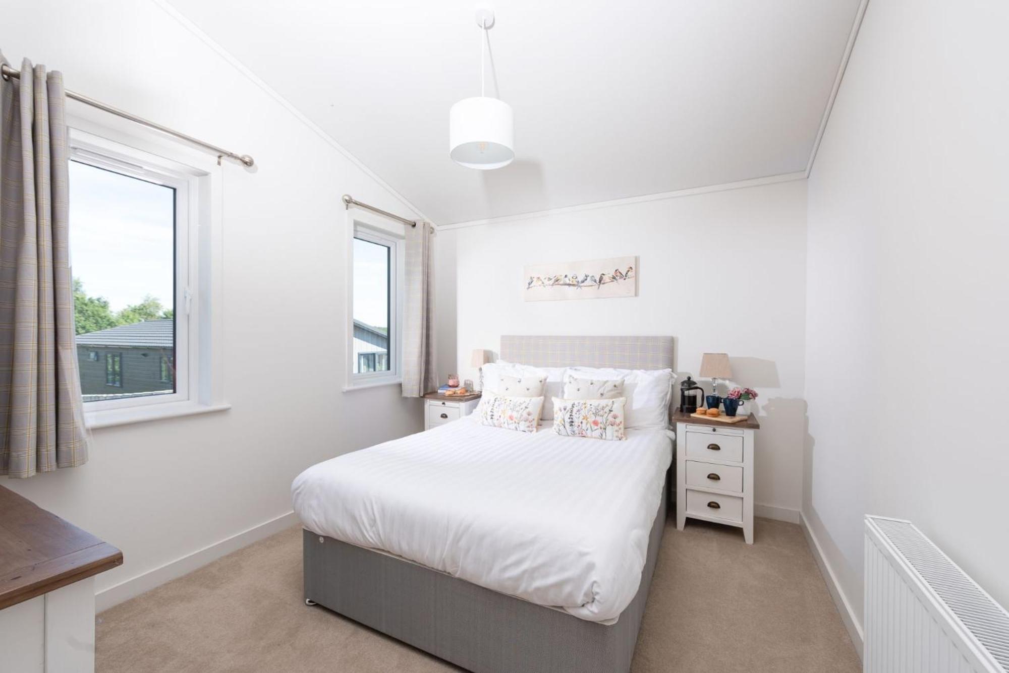Periwinkle Lodge, 3 Roadford Lake Lodges view 4
