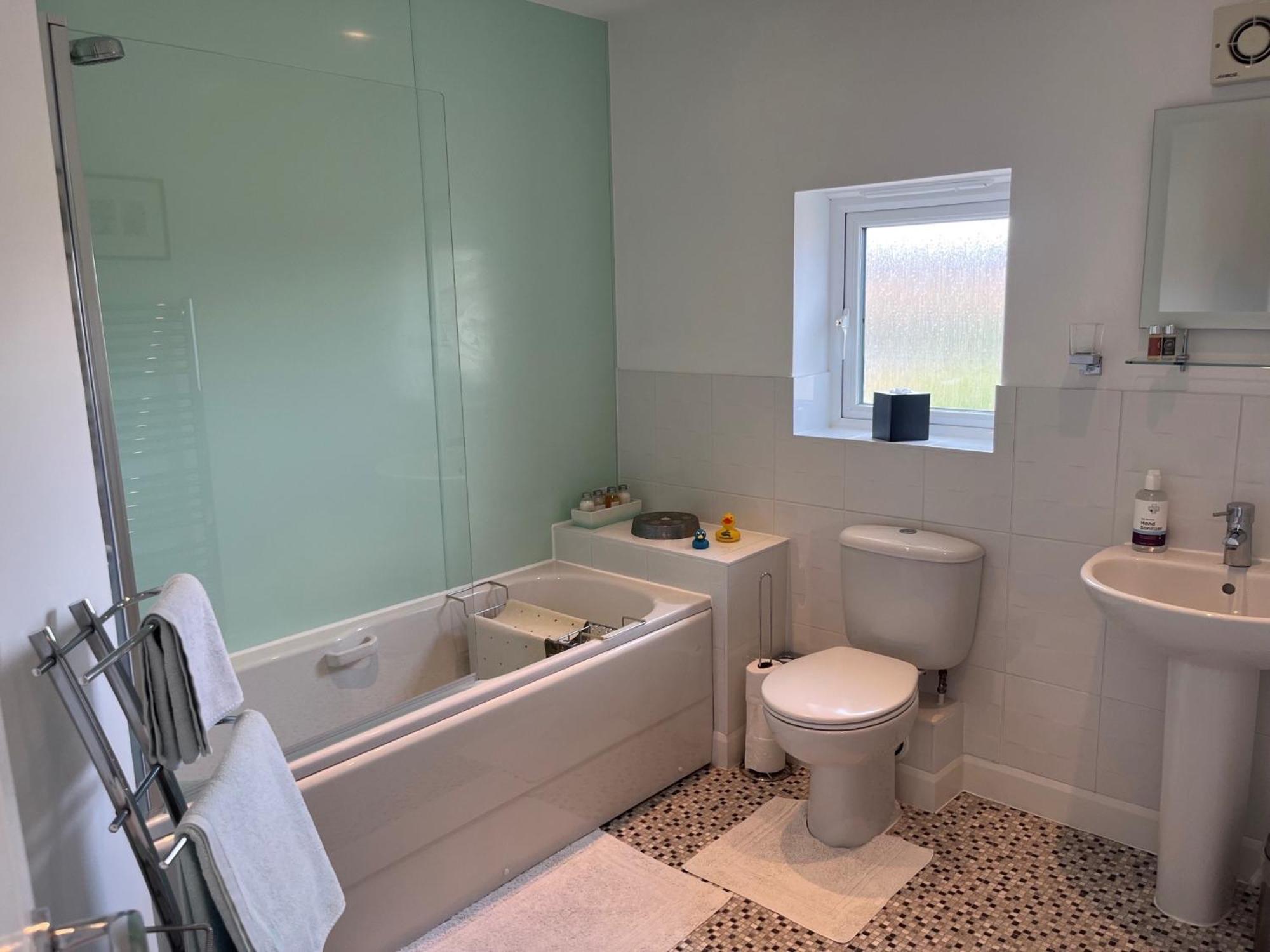 Hampton Vale, Peterborough Lakeside Large Double bedroom with own bathroom view 4