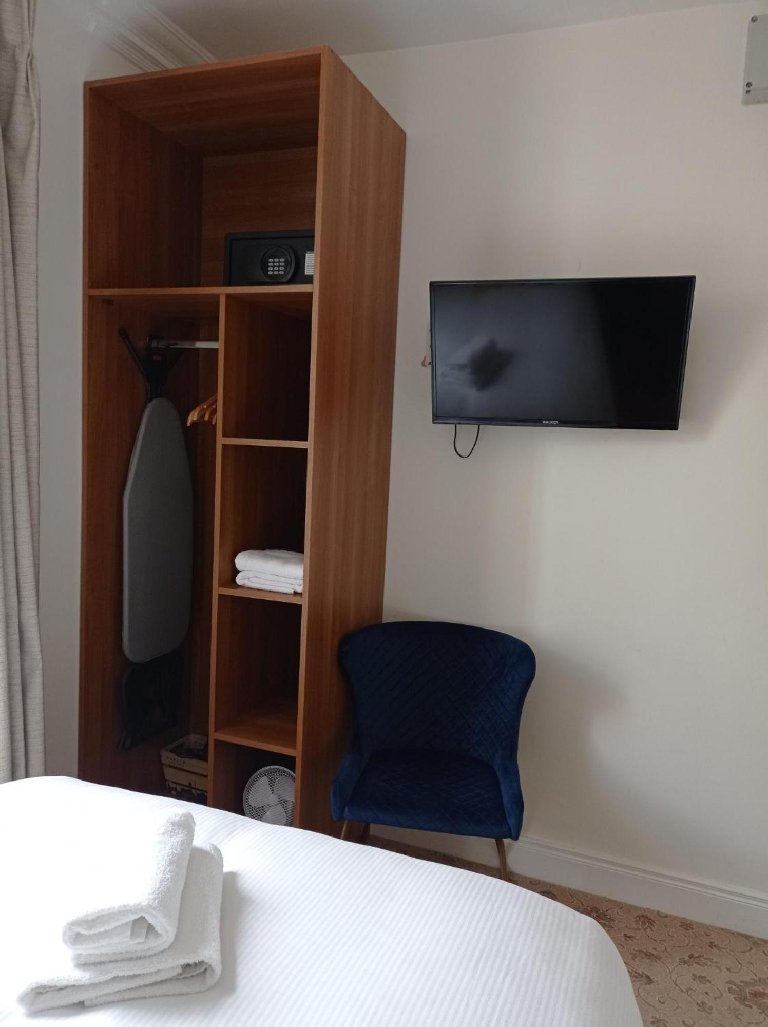 Tom Dick and Harriet's Accommodation