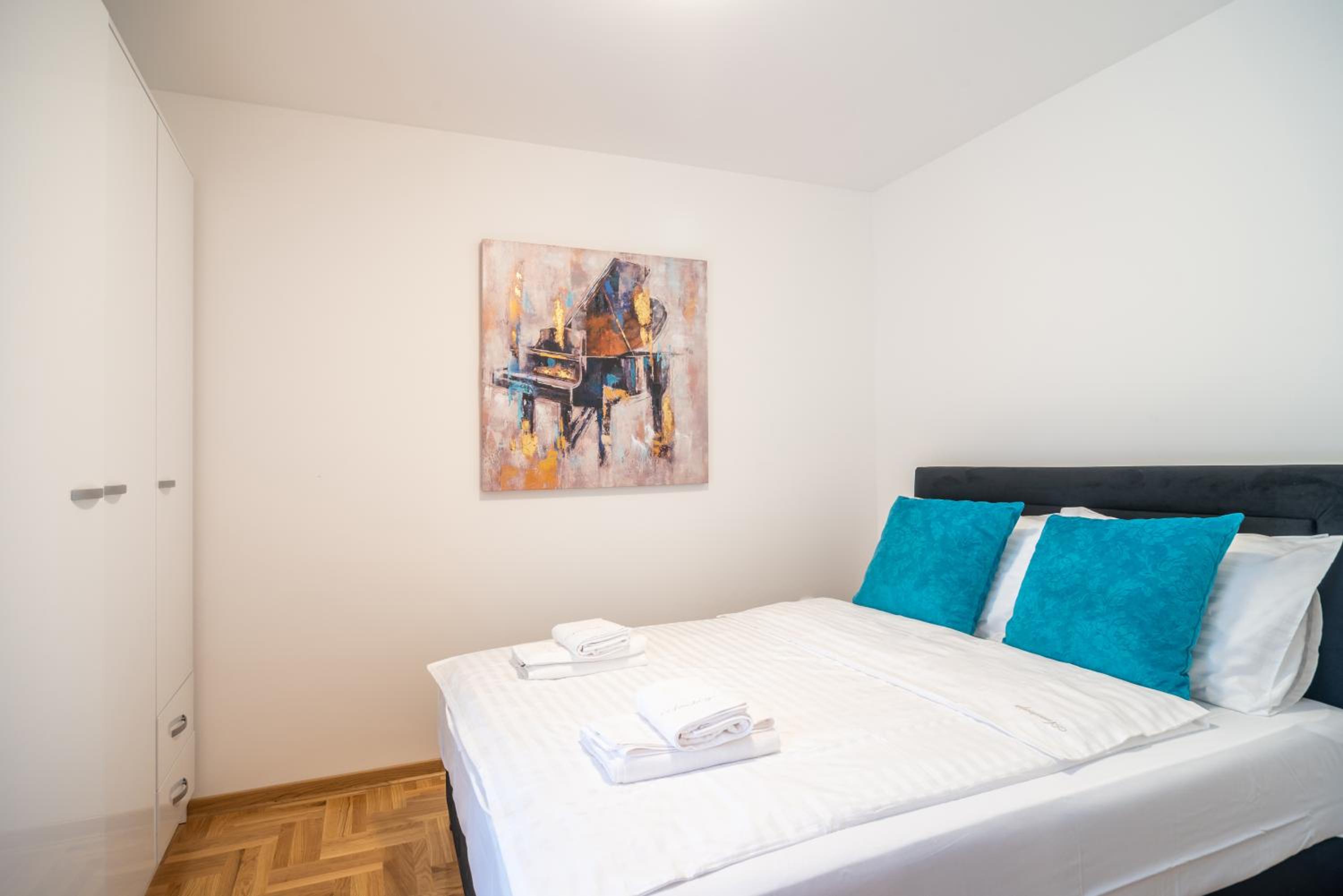Apartmani Central 7 & Free parking view 4