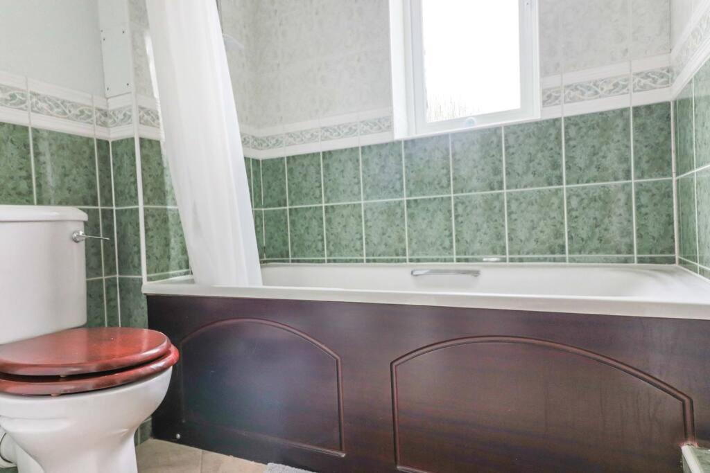 Delightful 2 Bed Room Property, Free Off Road Parking. view 2