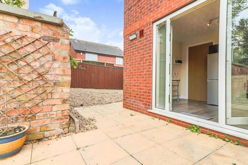 Delightful 2 Bed Room Property, Free Off Road Parking. view 3
