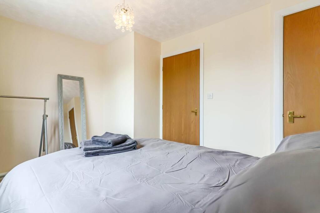 Delightful 2 Bed Room Property, Free Off Road Parking. view 4