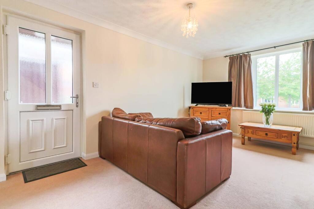Delightful 2 Bed Room Property, Free Off Road Parking. view 5