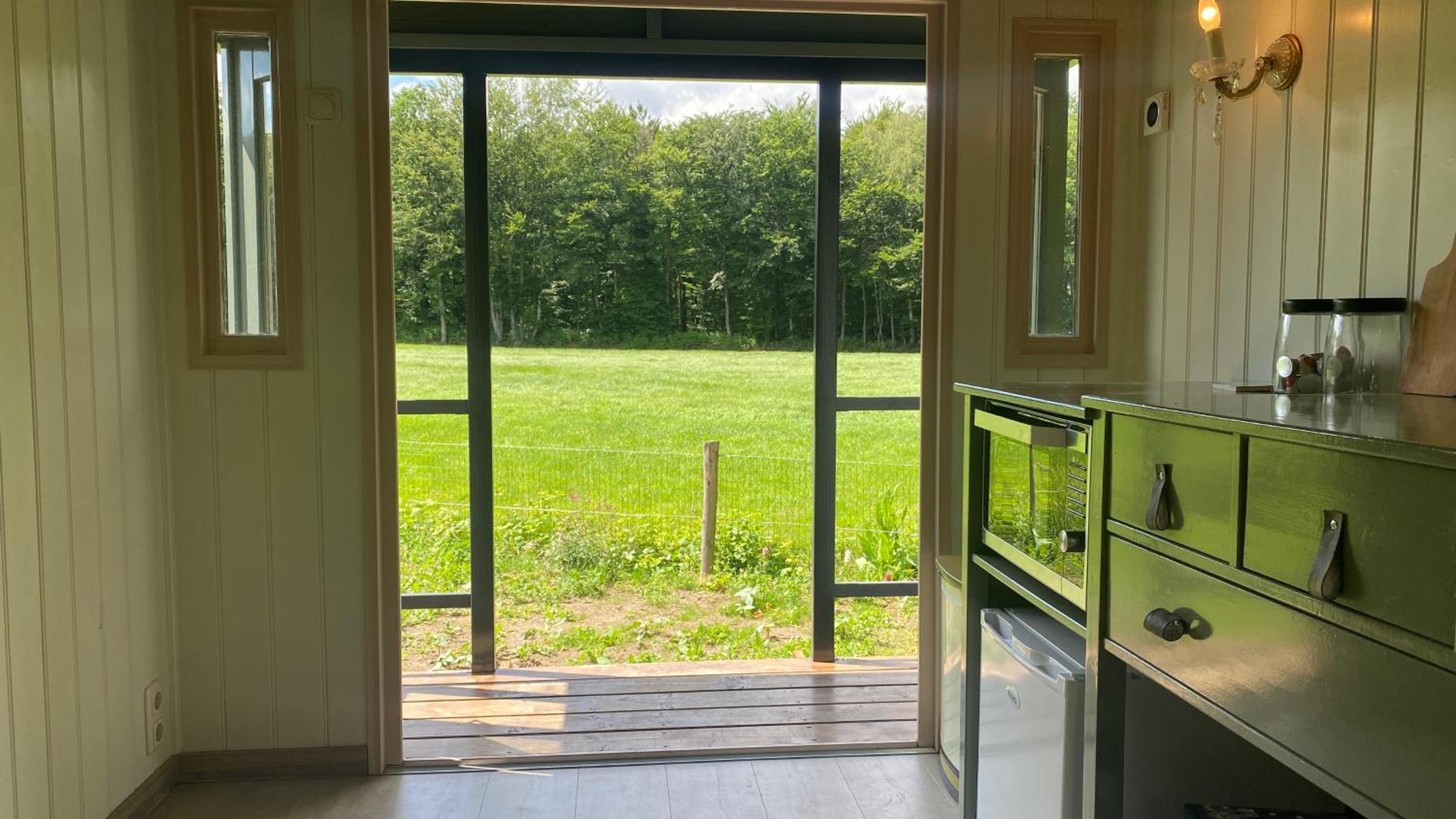 Tiny house, pipowagen onder de kastanje