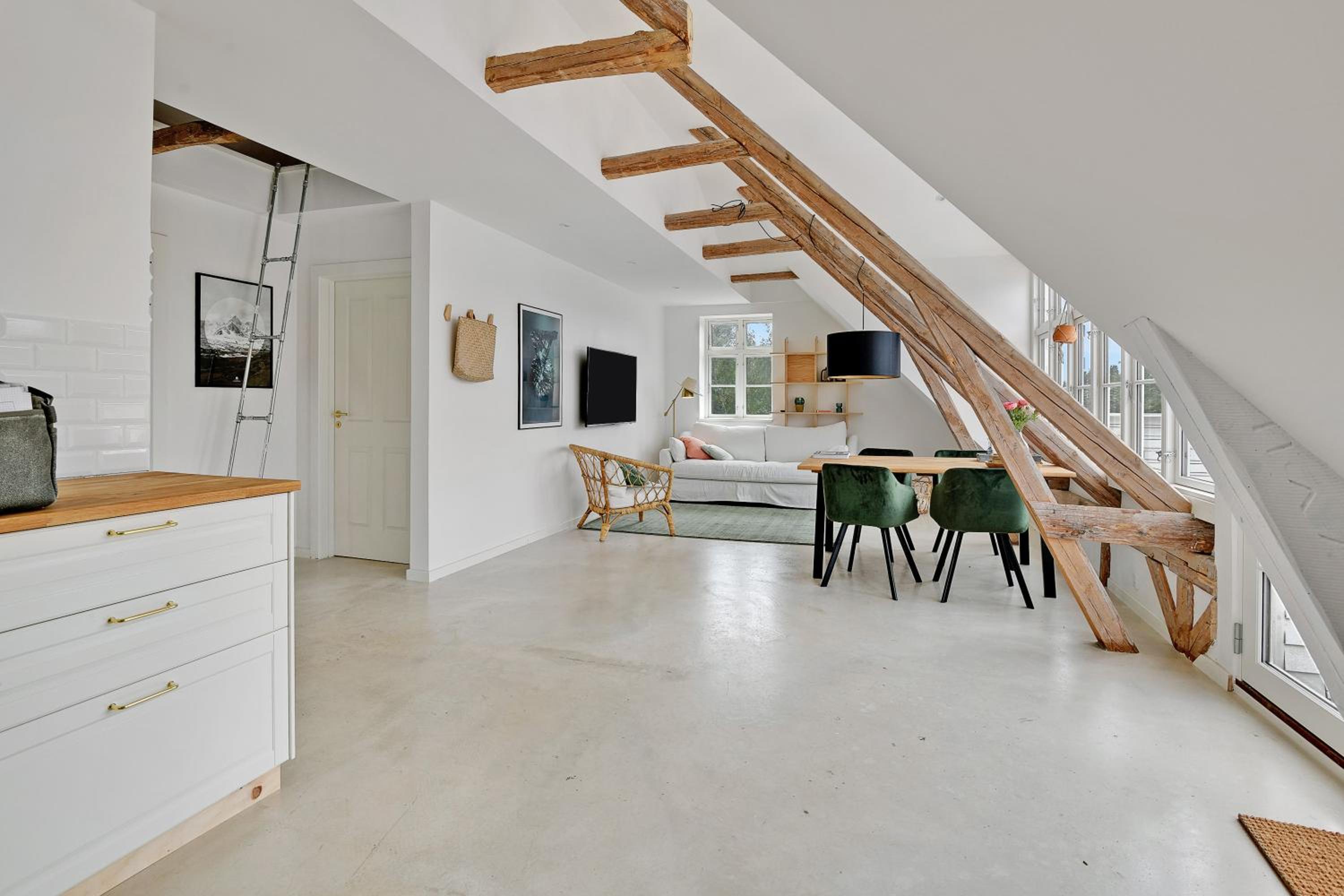 Sunny 1st floor apartment
