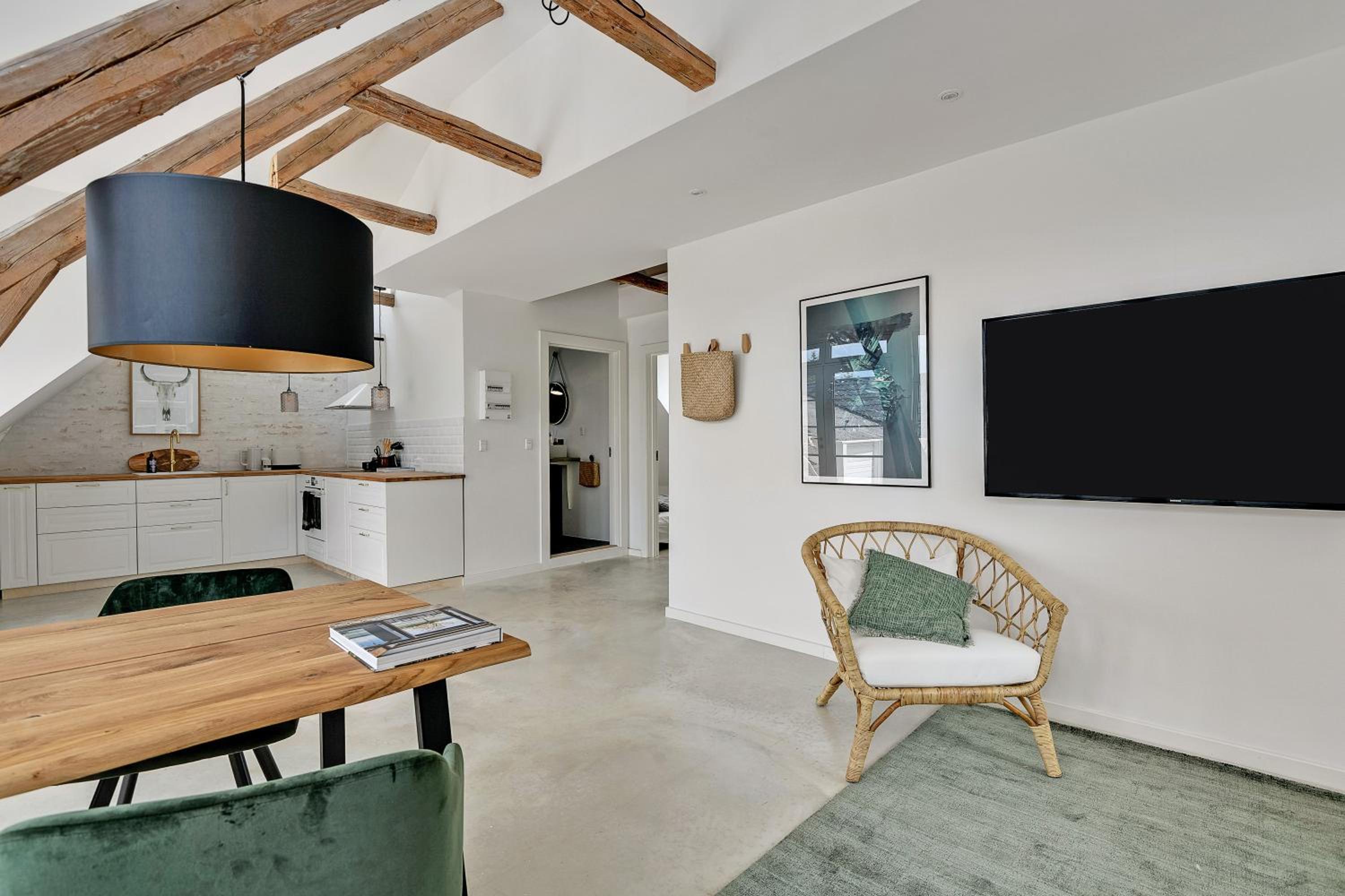 Sunny 1st floor apartment