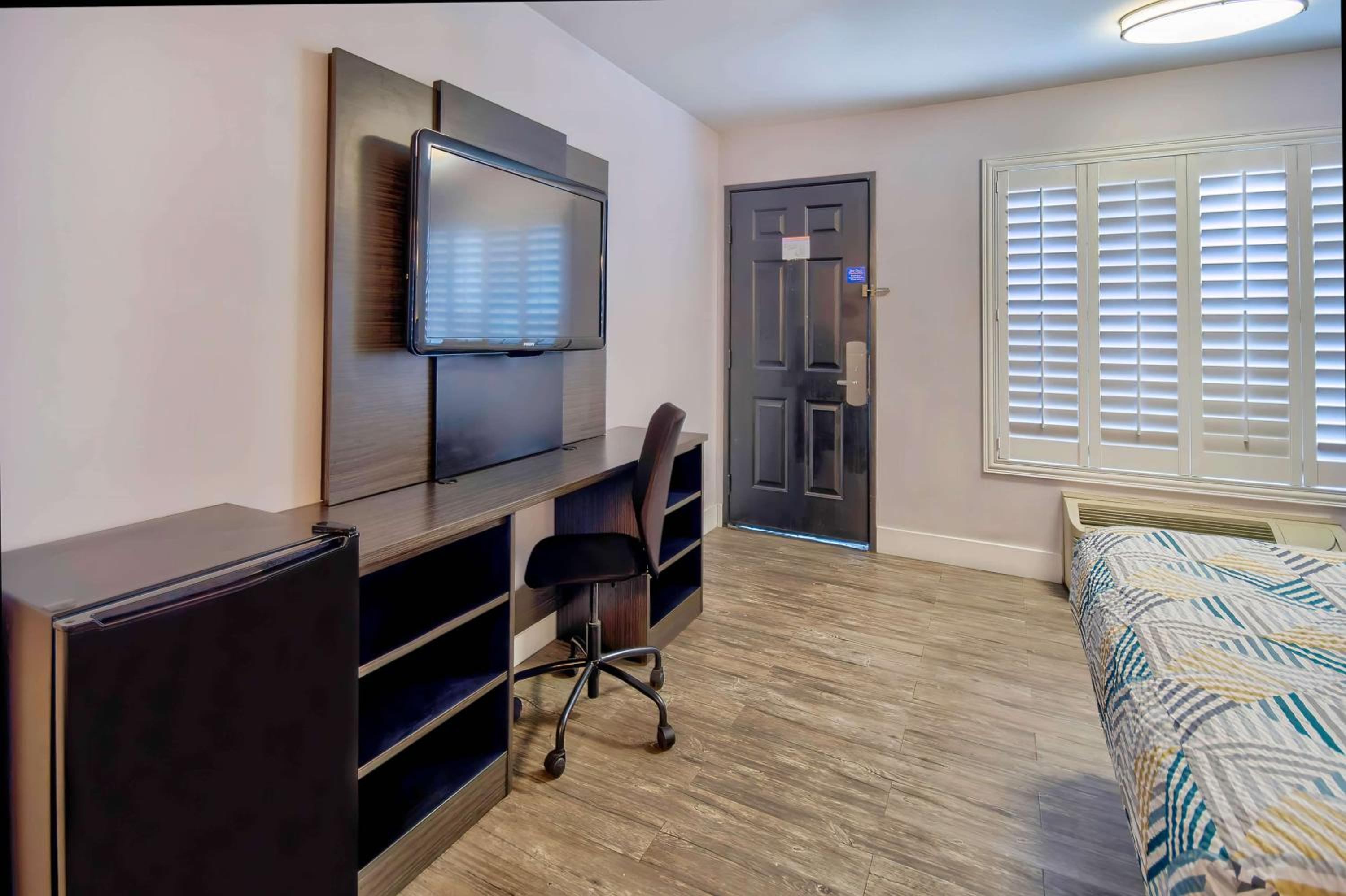 Motel 6-Inglewood, CA - Property Image 11