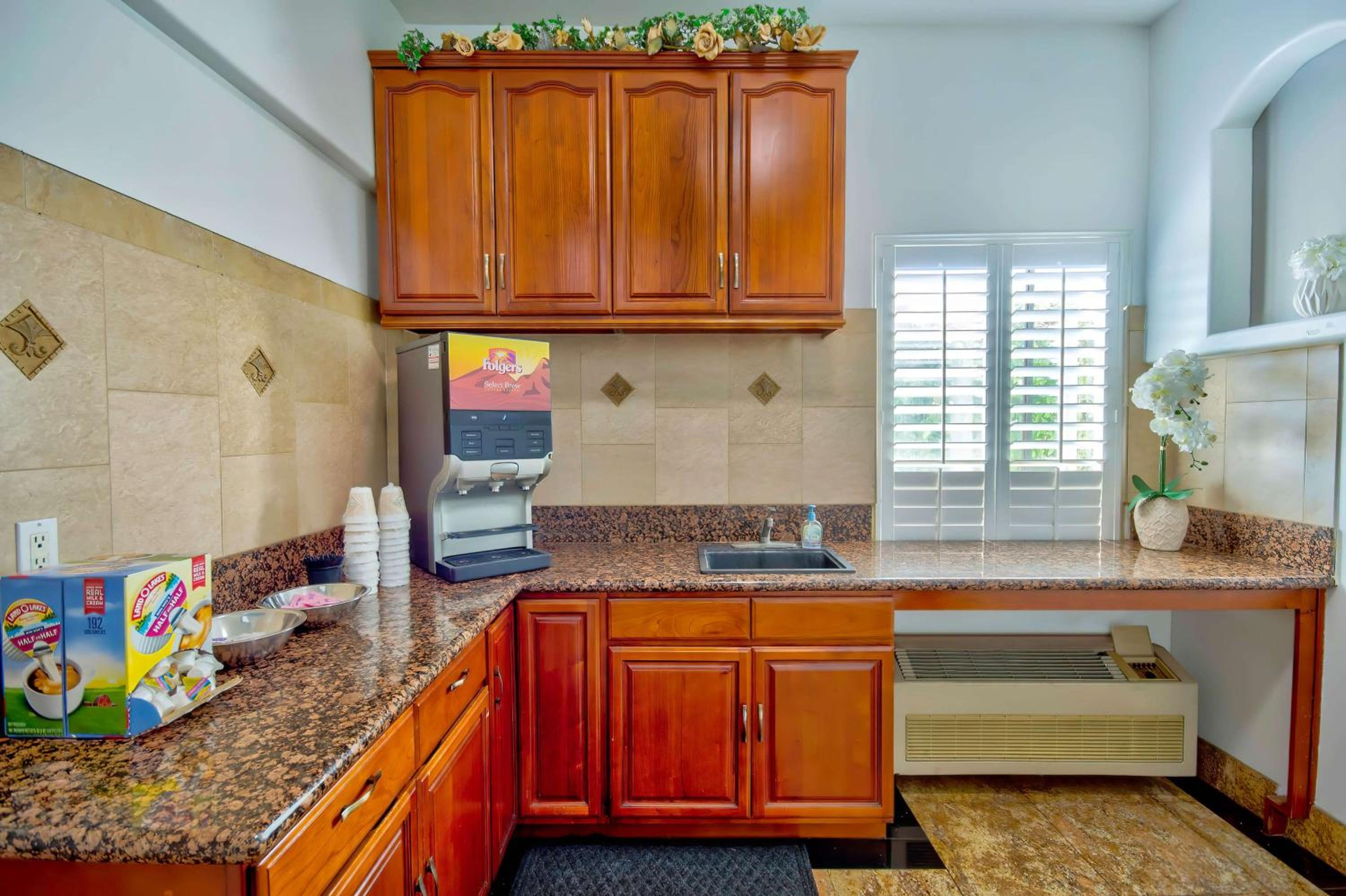 Motel 6-Inglewood, CA - Property Image 10