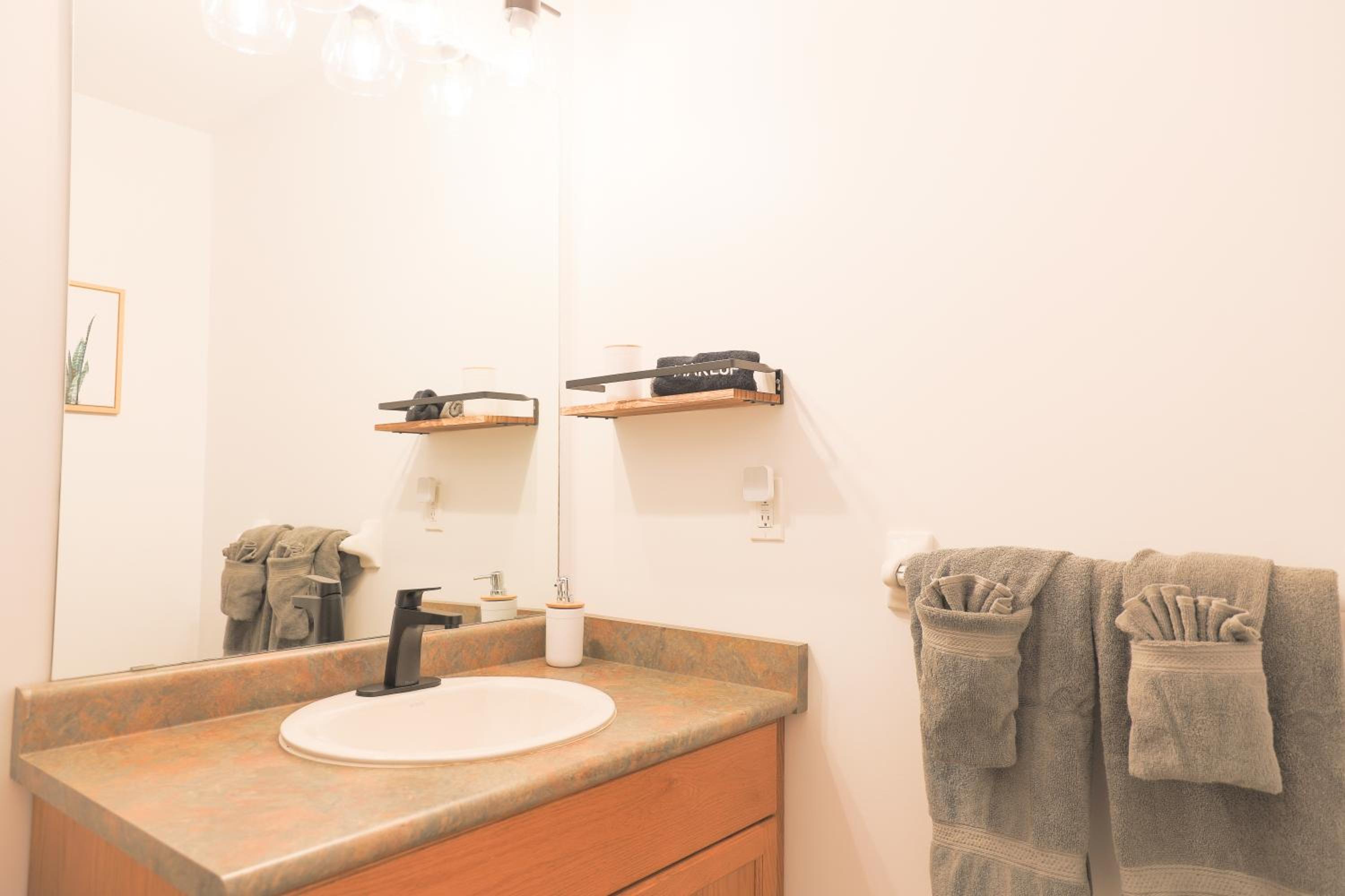 Family-Friendly Boho Stay - Sleeps 10 - Near the Falls