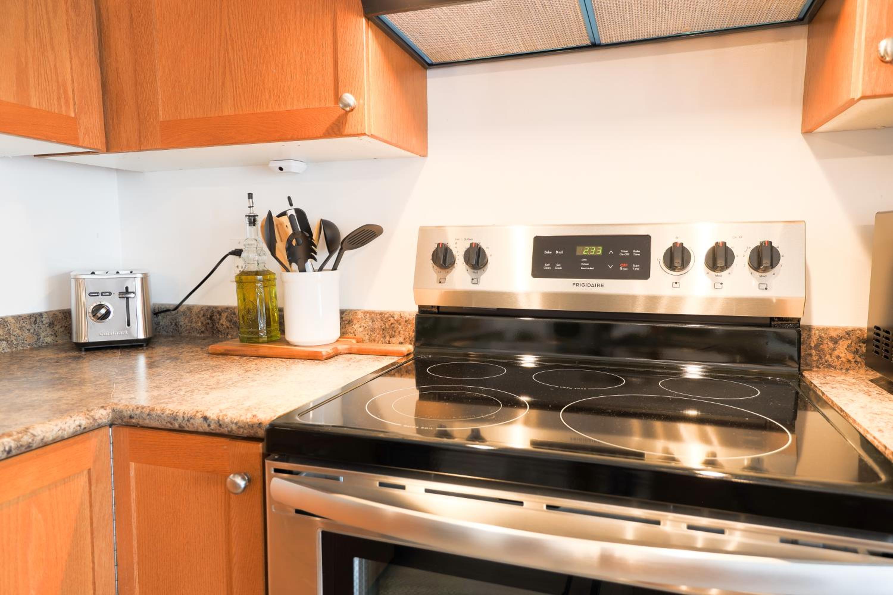 Family-Friendly Boho Stay - Sleeps 10 - Near the Falls
