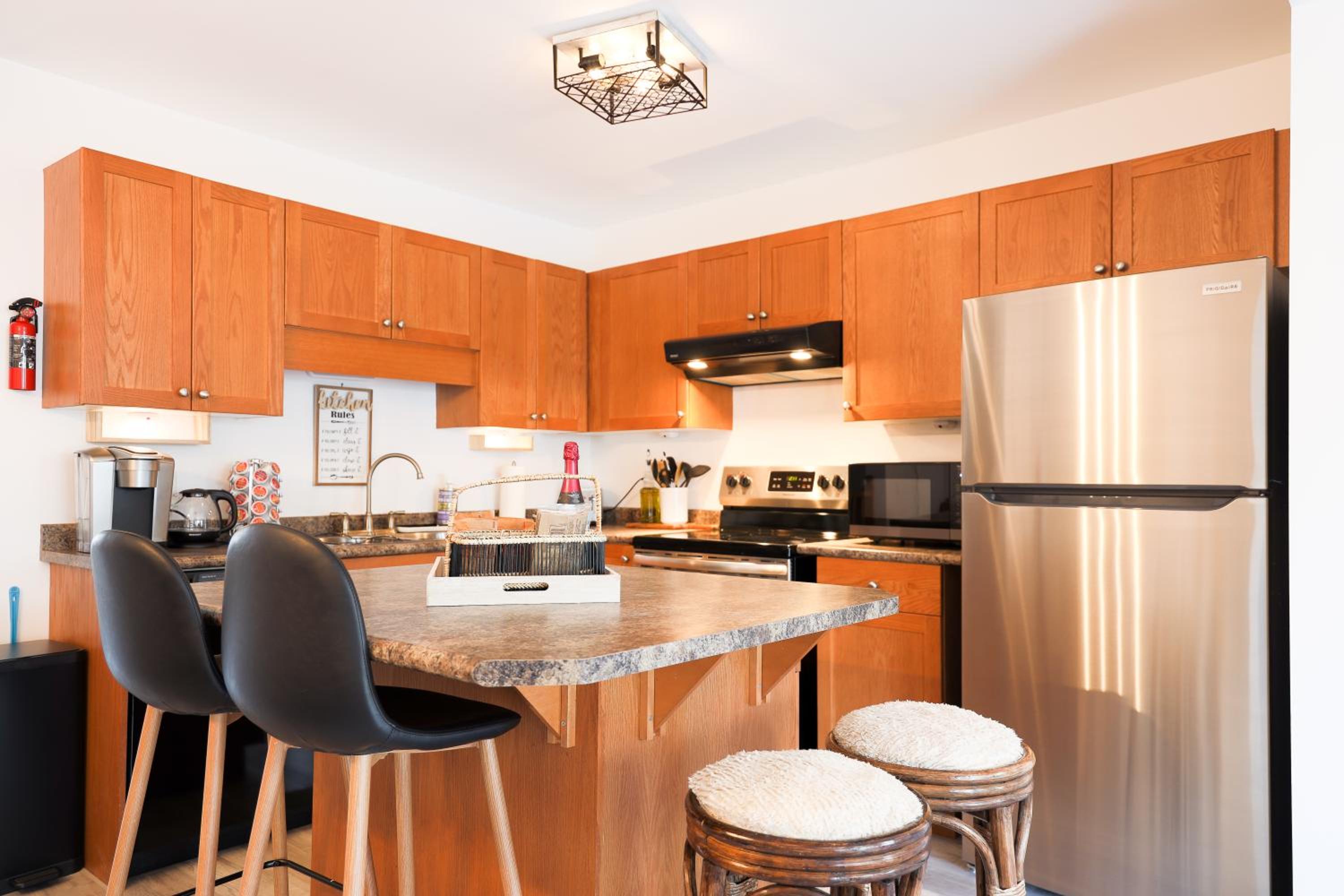 Family-Friendly Boho Stay - Sleeps 10 - Near the Falls