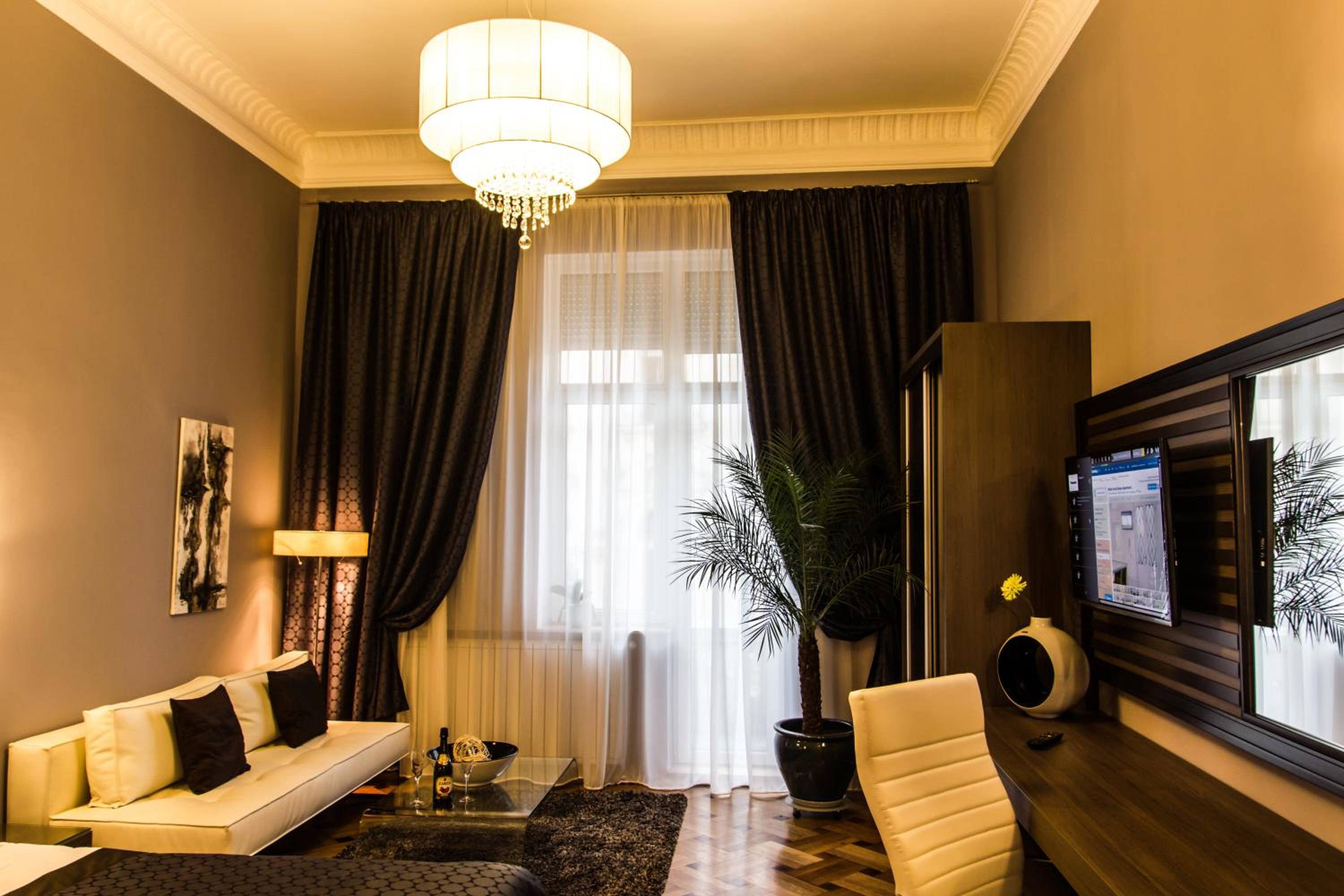 Matei Corvin Deluxe Apartment