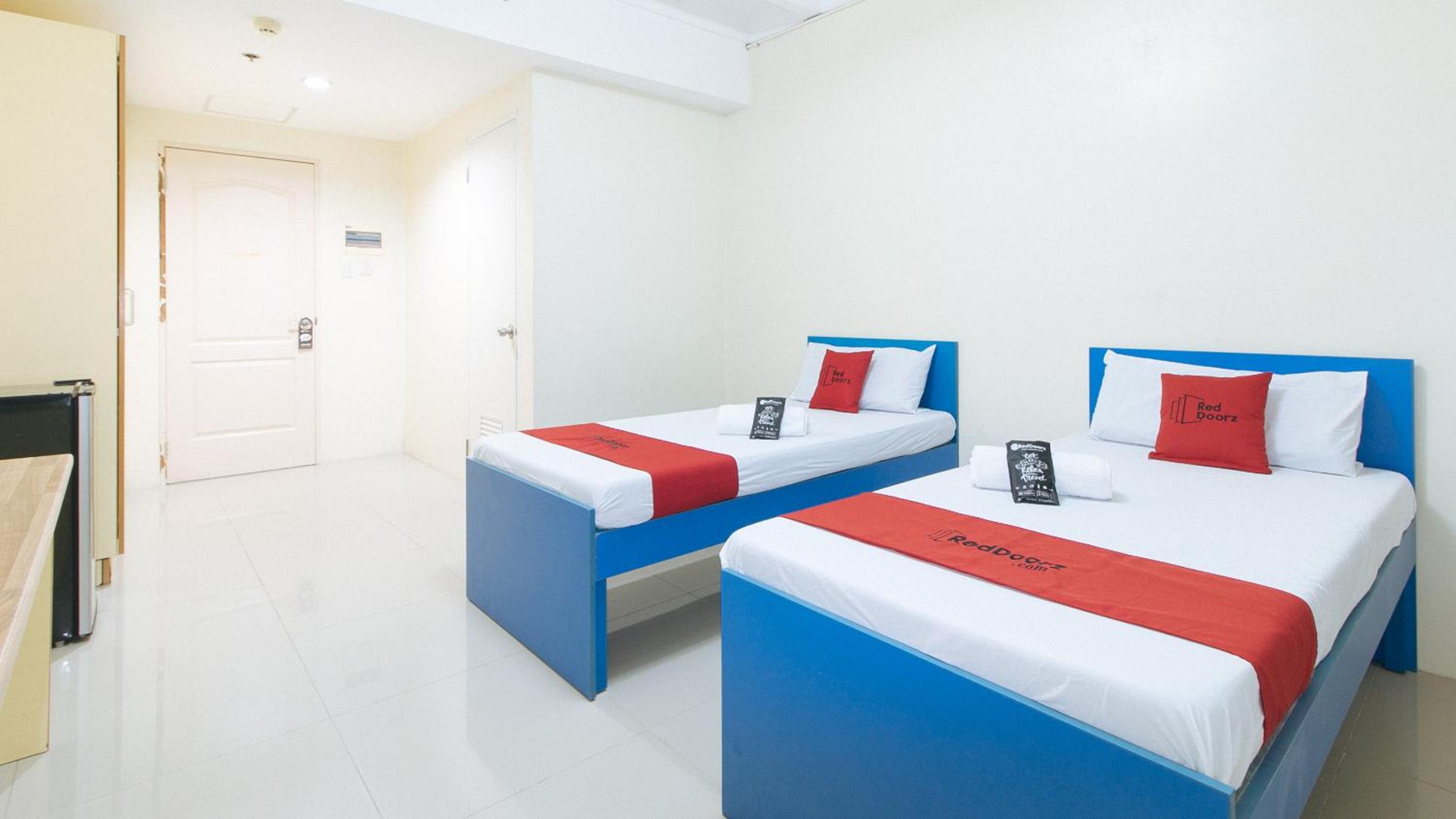Hotel RedDoorz @ Insular Square Mandaue City - Image 1