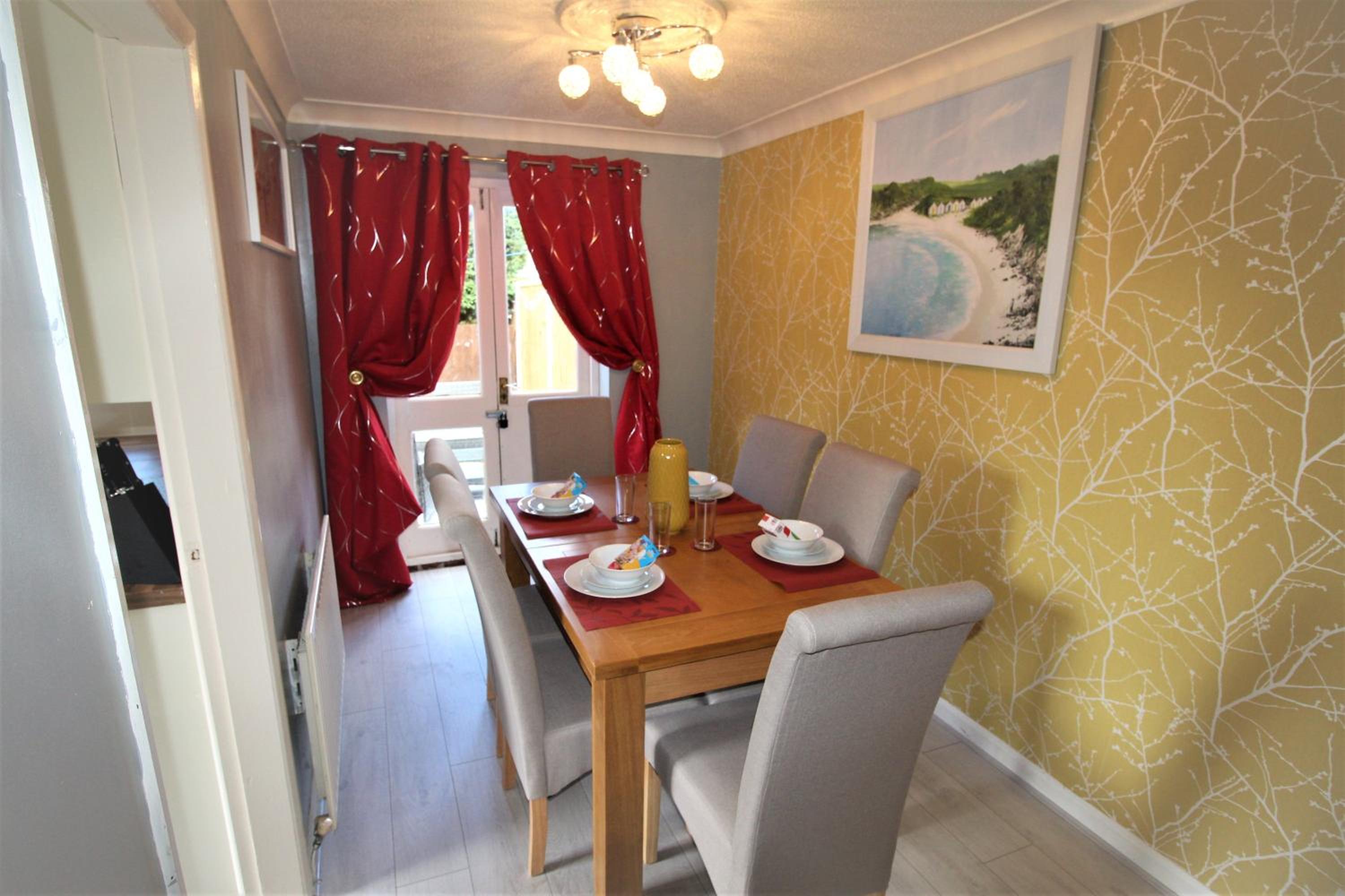 3 Bed House - Garden & Parking - Quiet Cul De Sac view 5