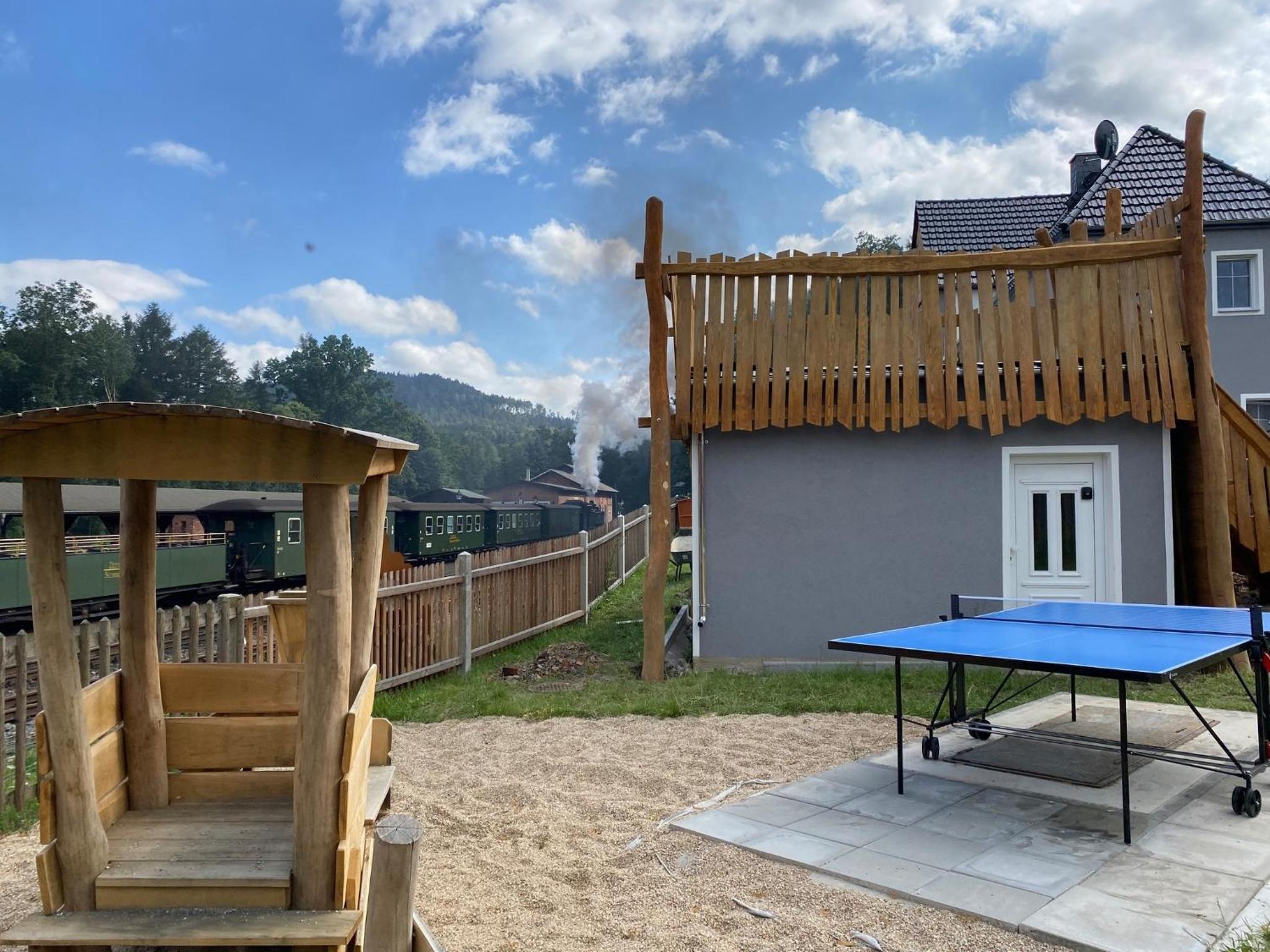Ferienhaus Bimmelbahn 2 - Familienferienhaus 100 m am Dampflokbahnhof Sauna Trampolin Spielezimmer