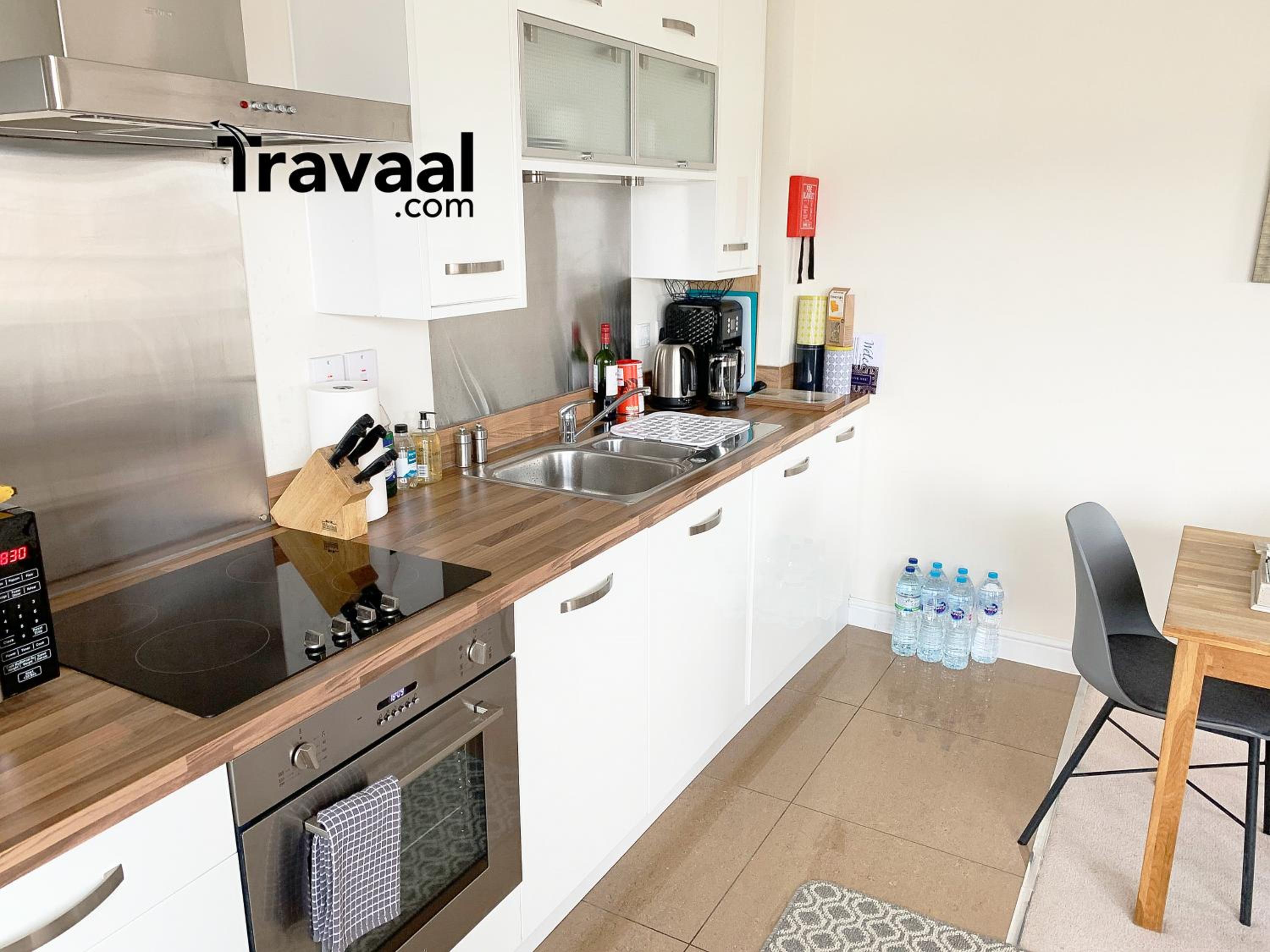 Travaal.©om - 2 Bed Serviced Apartment Farnborough view 3