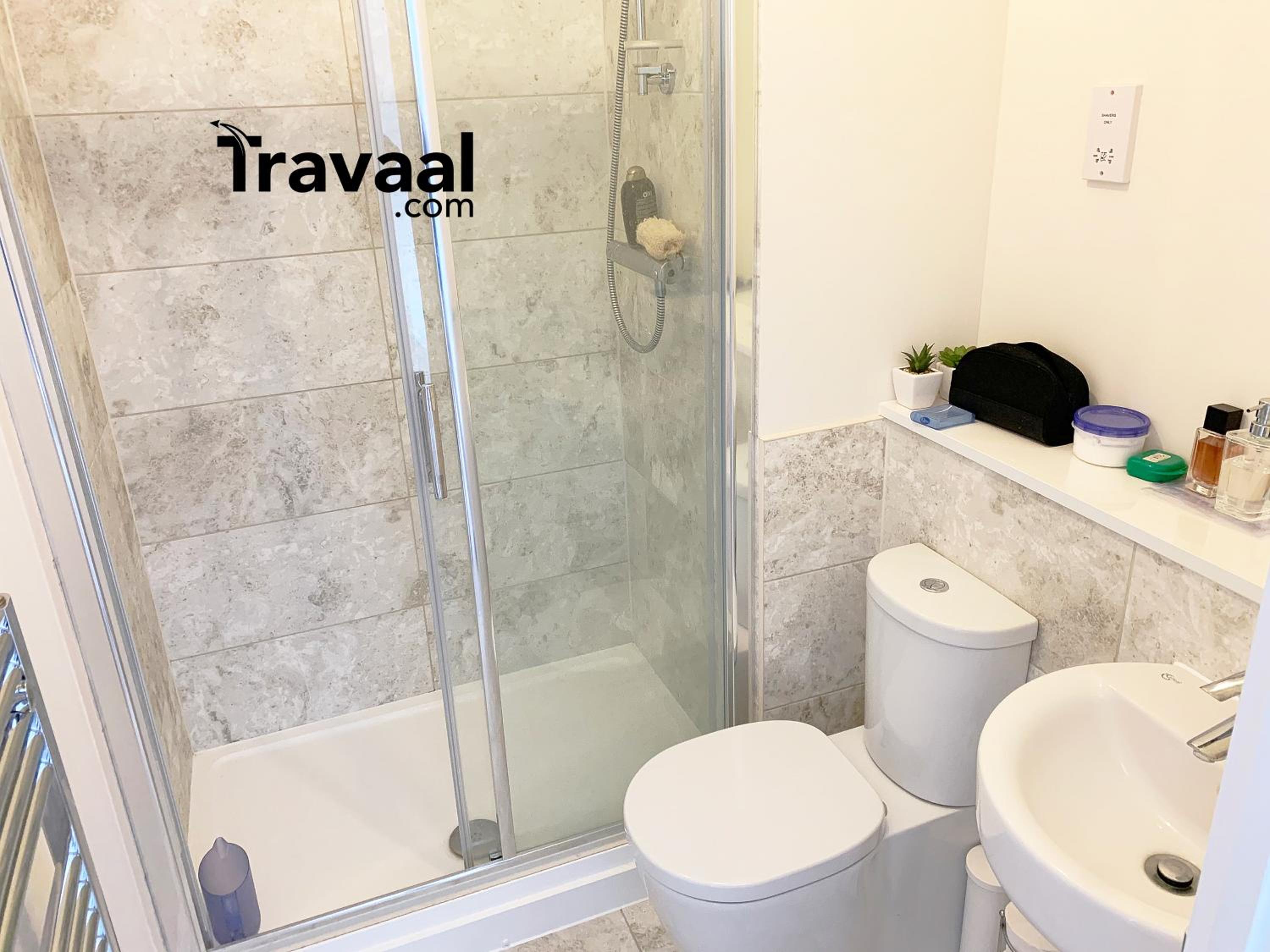 Travaal.©om - 2 Bed Serviced Apartment Farnborough view 5