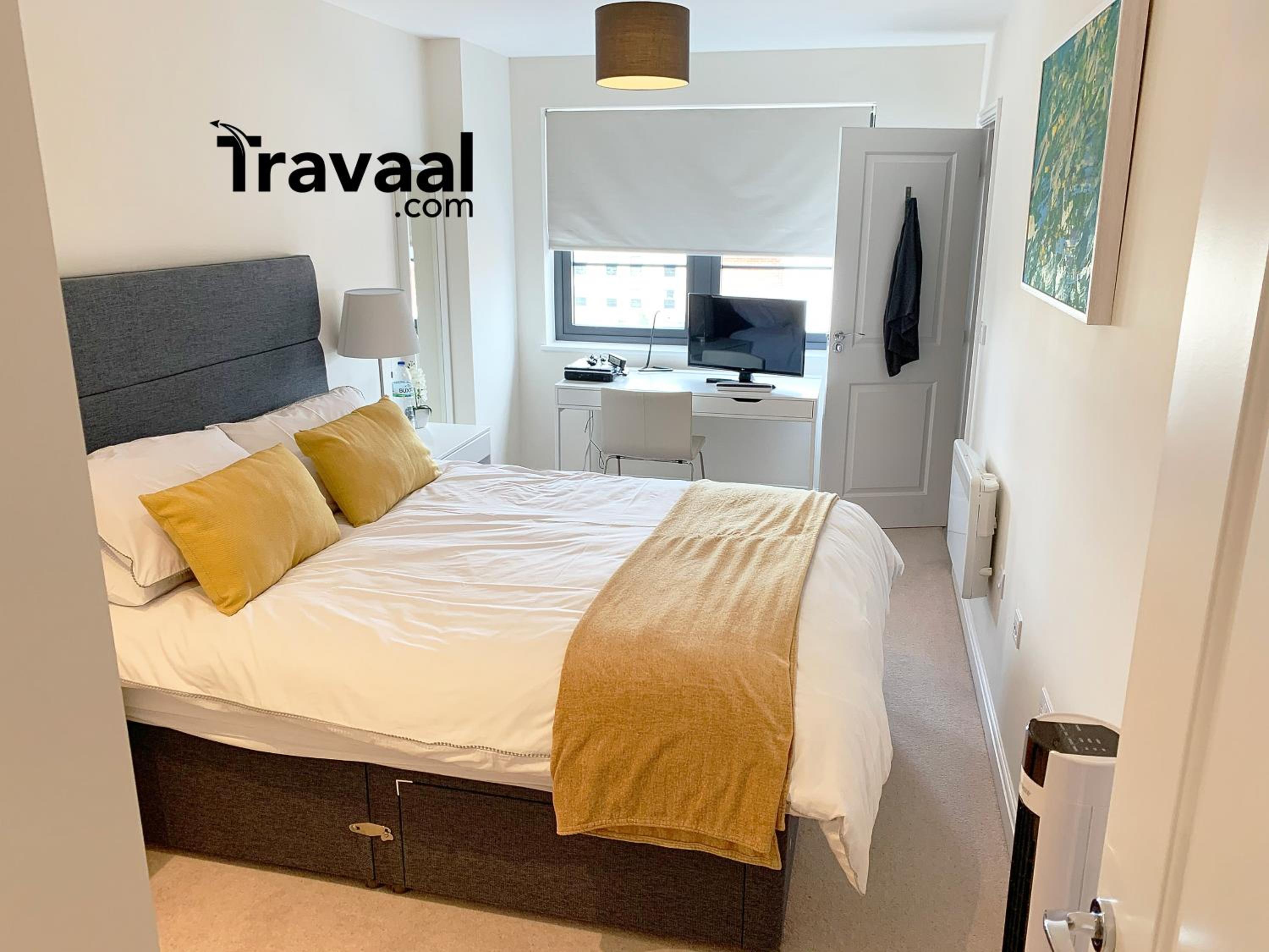 Travaal.©om - 2 Bed Serviced Apartment Farnborough view 4