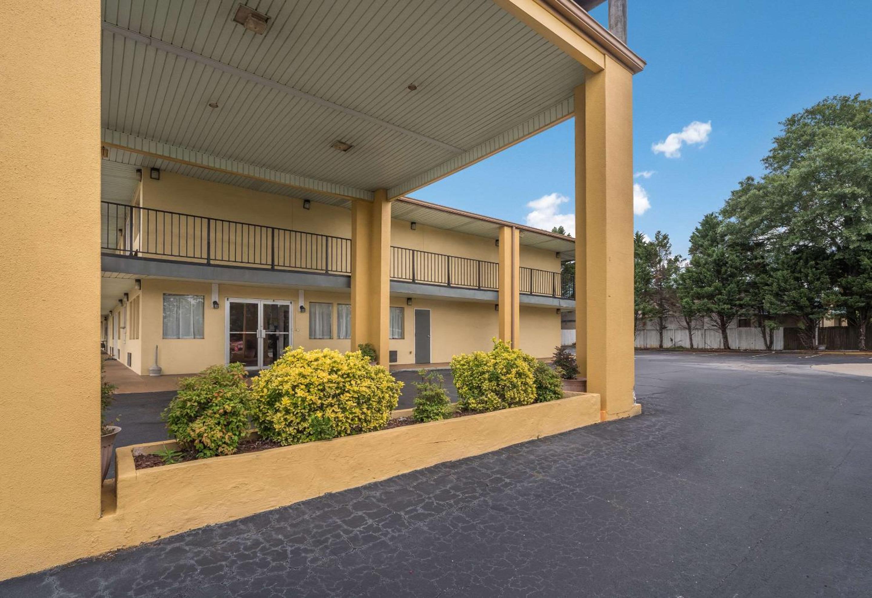 Econo Lodge Thomaston view 2