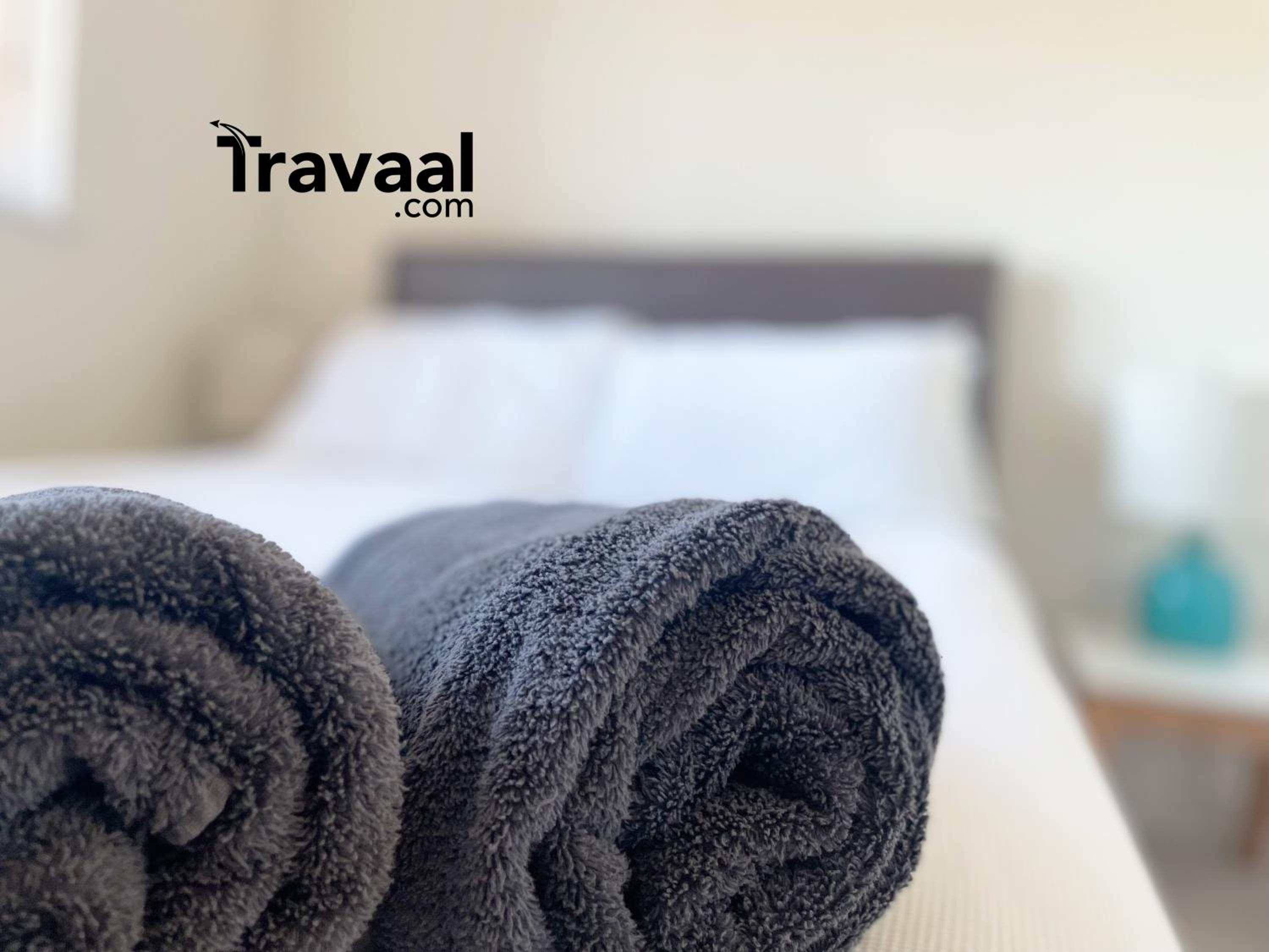 Travaal.©om - 2 Bed Serviced Apartment Farnborough view 3