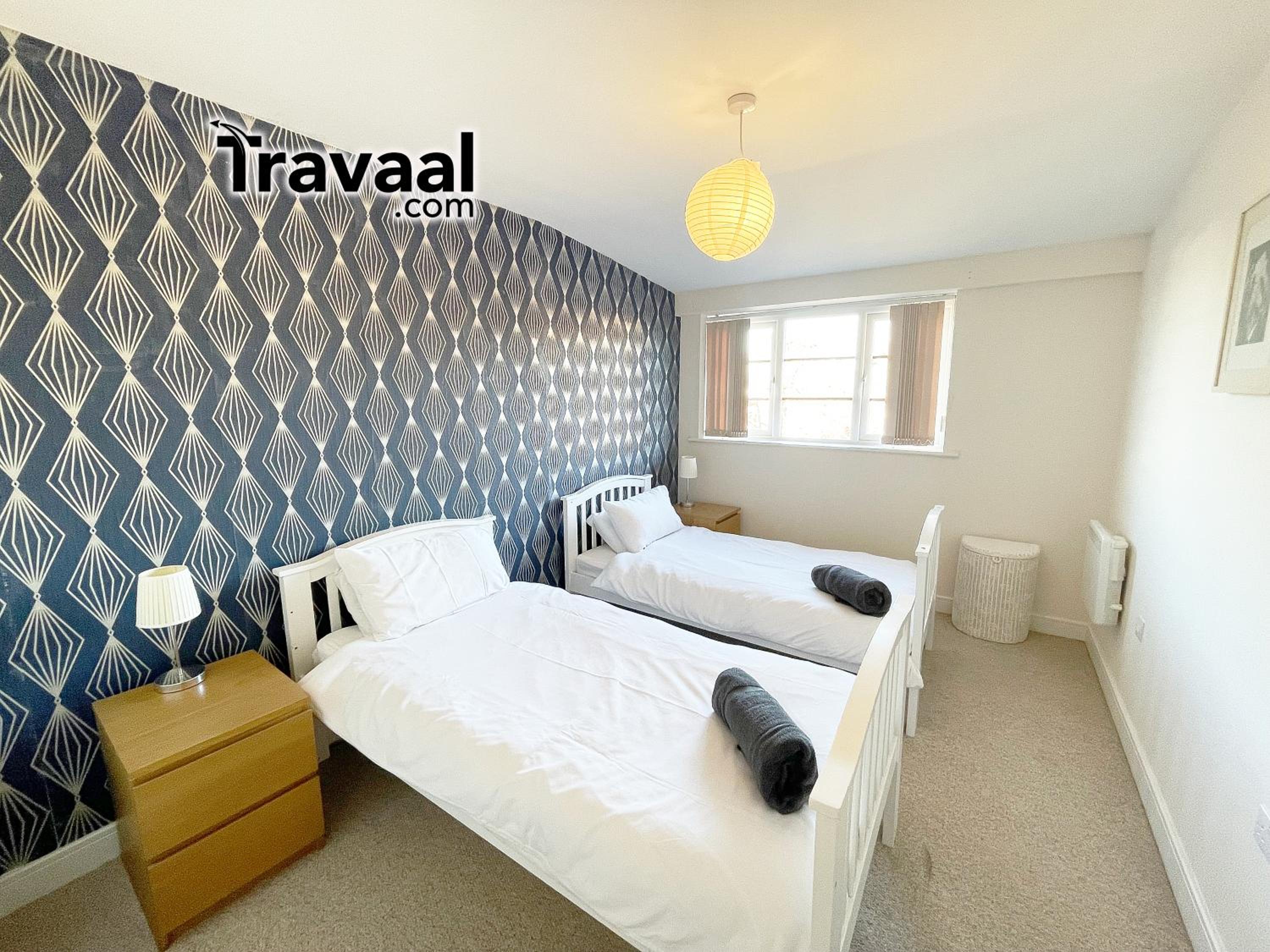 Travaal.©om - 2 Bed Serviced Apartment Farnborough view 4