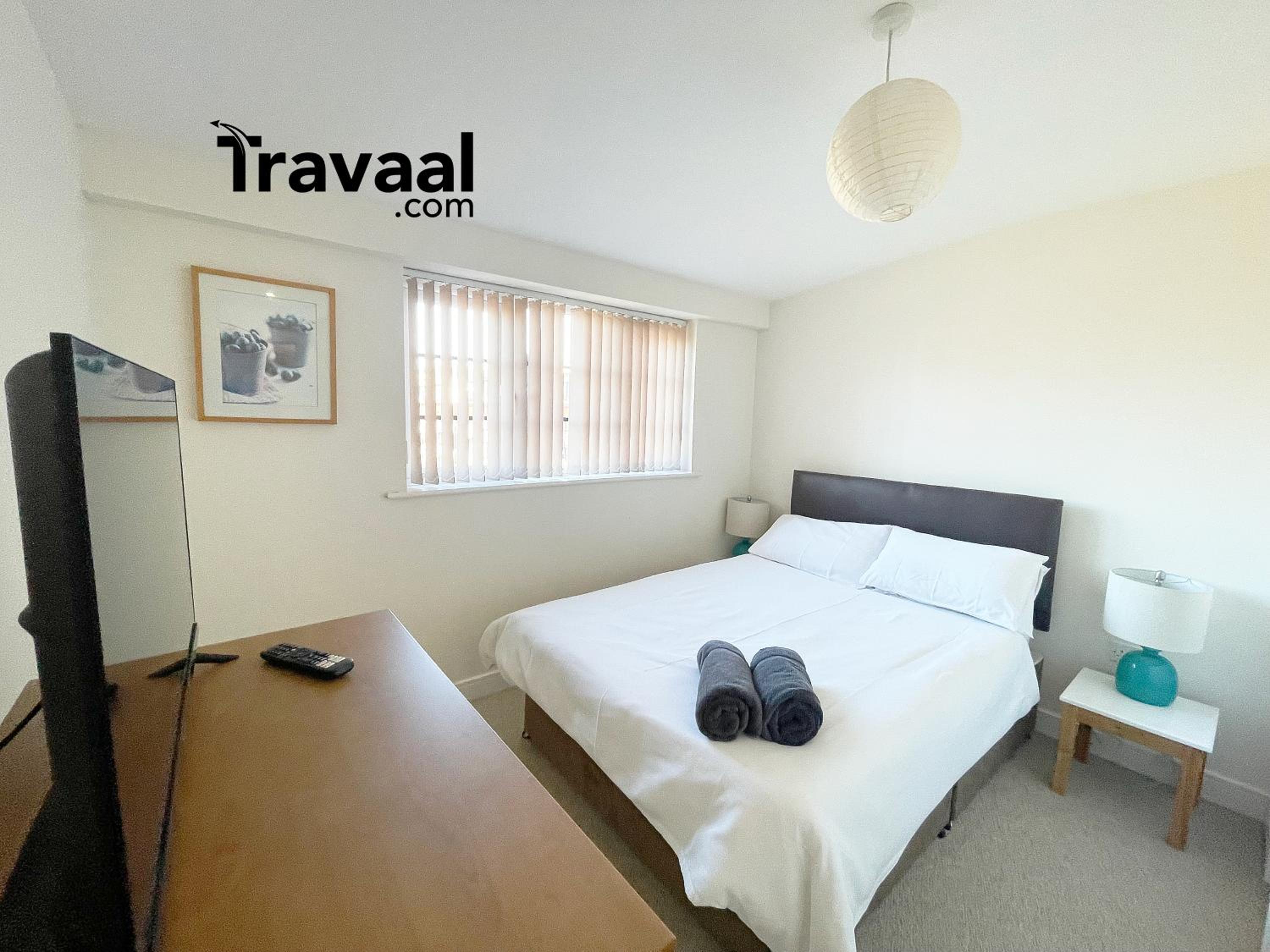 Travaal.©om - 2 Bed Serviced Apartment Farnborough view 5