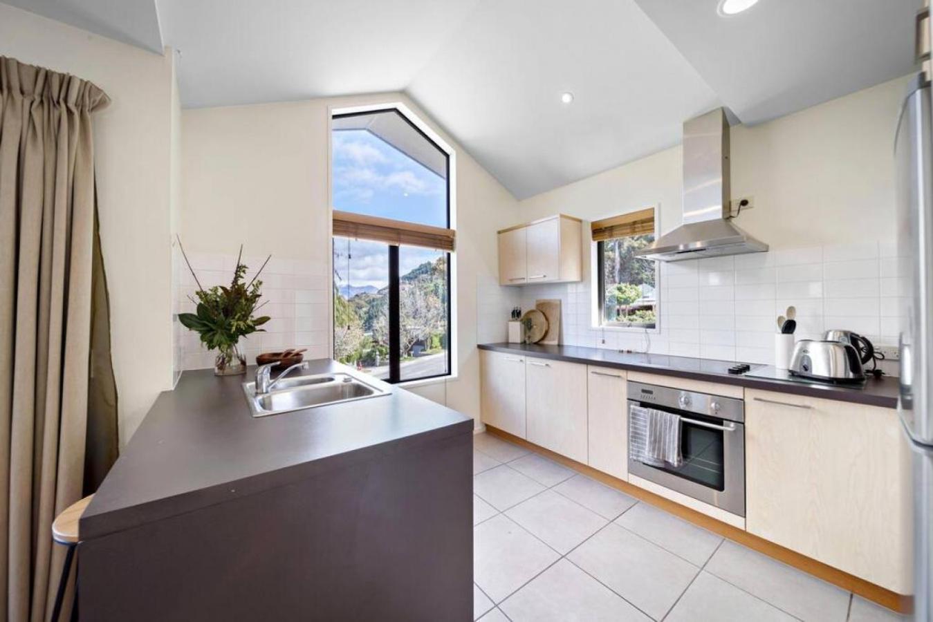 Sunshine Bay Escape - Close to Central Queenstown view 2