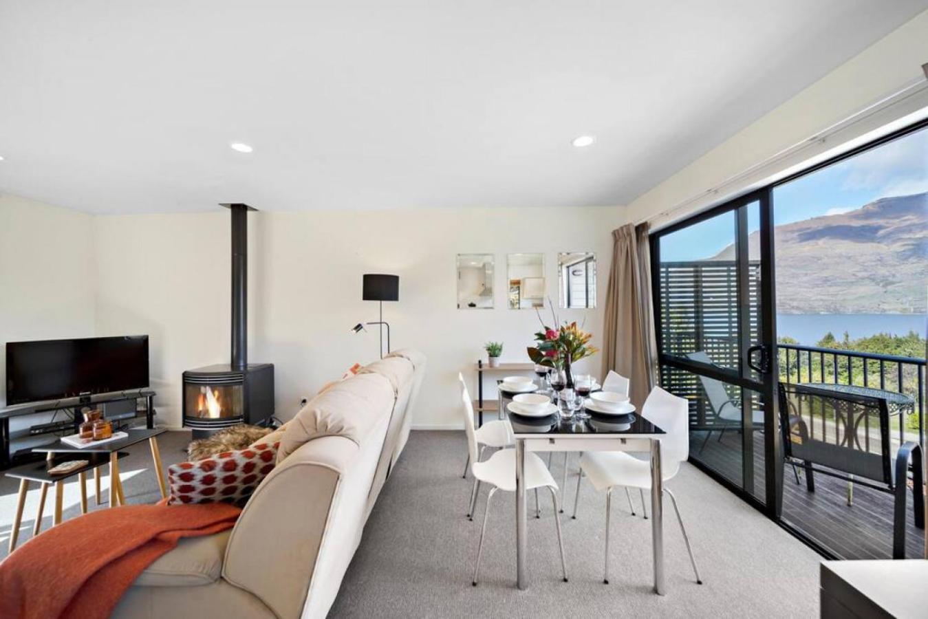 Sunshine Bay Escape - Close to Central Queenstown view 3