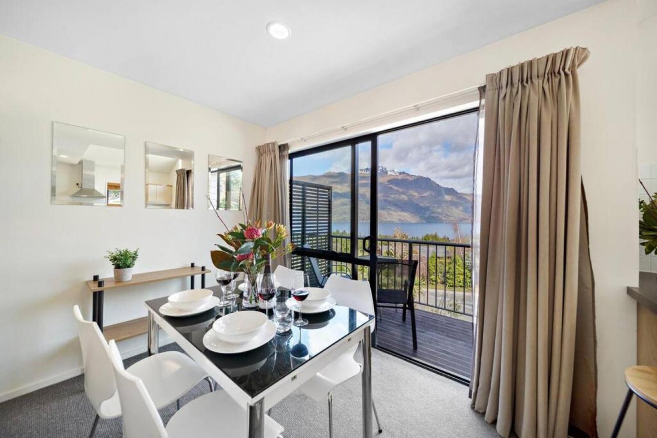 Sunshine Bay Escape - Close to Central Queenstown view 4