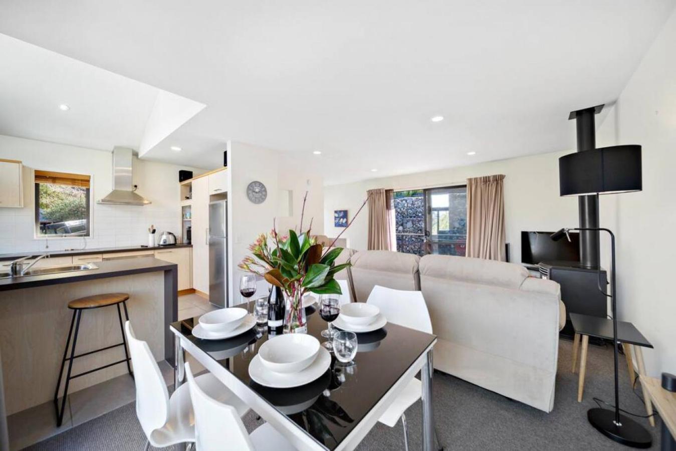 Sunshine Bay Escape - Close to Central Queenstown view 5