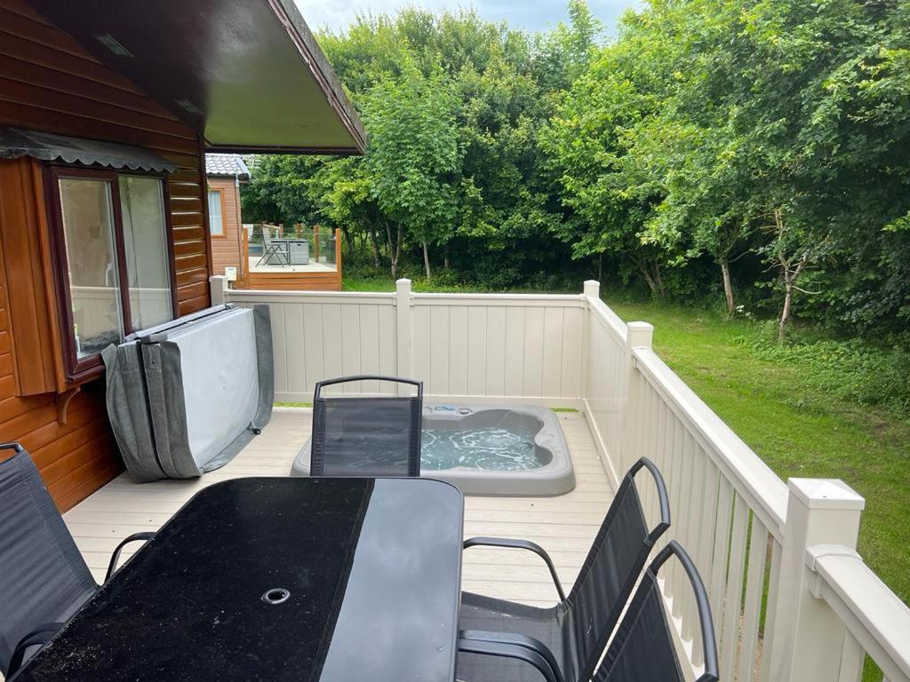 Woodland Lodge With Hot Tub view 4