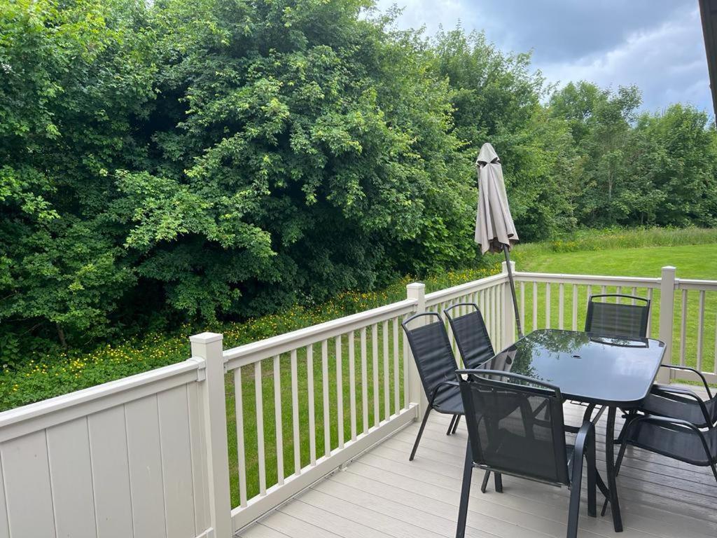 Woodland Lodge With Hot Tub view 3