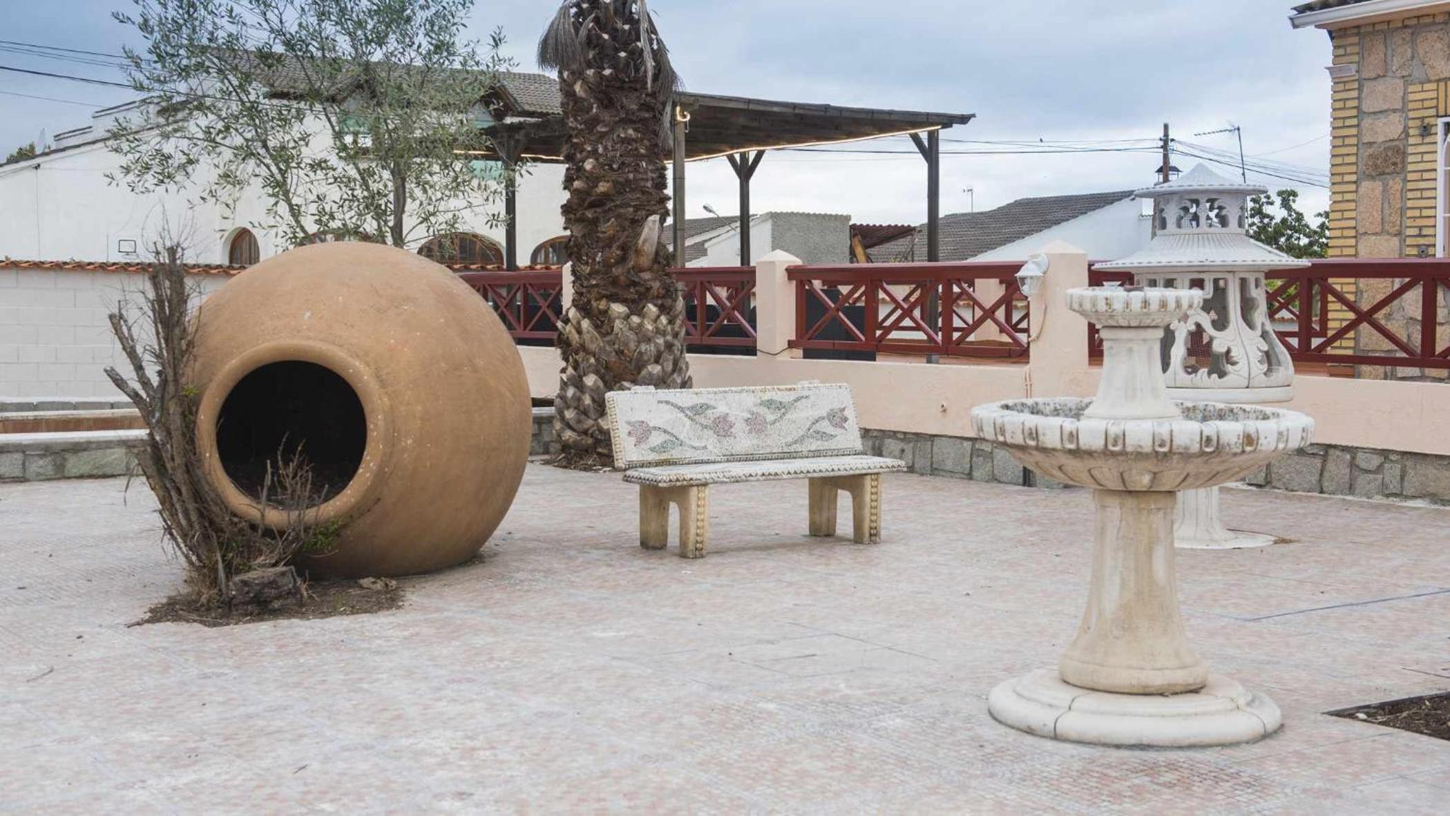 La casa de la tinaja piscina y chimenea by Toledo AP view 4