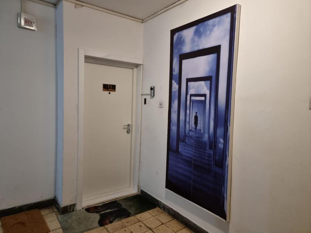 Magritte Business grade comfortable apartment. view 4