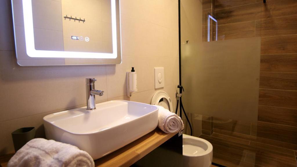 KONI's Studio Apartments