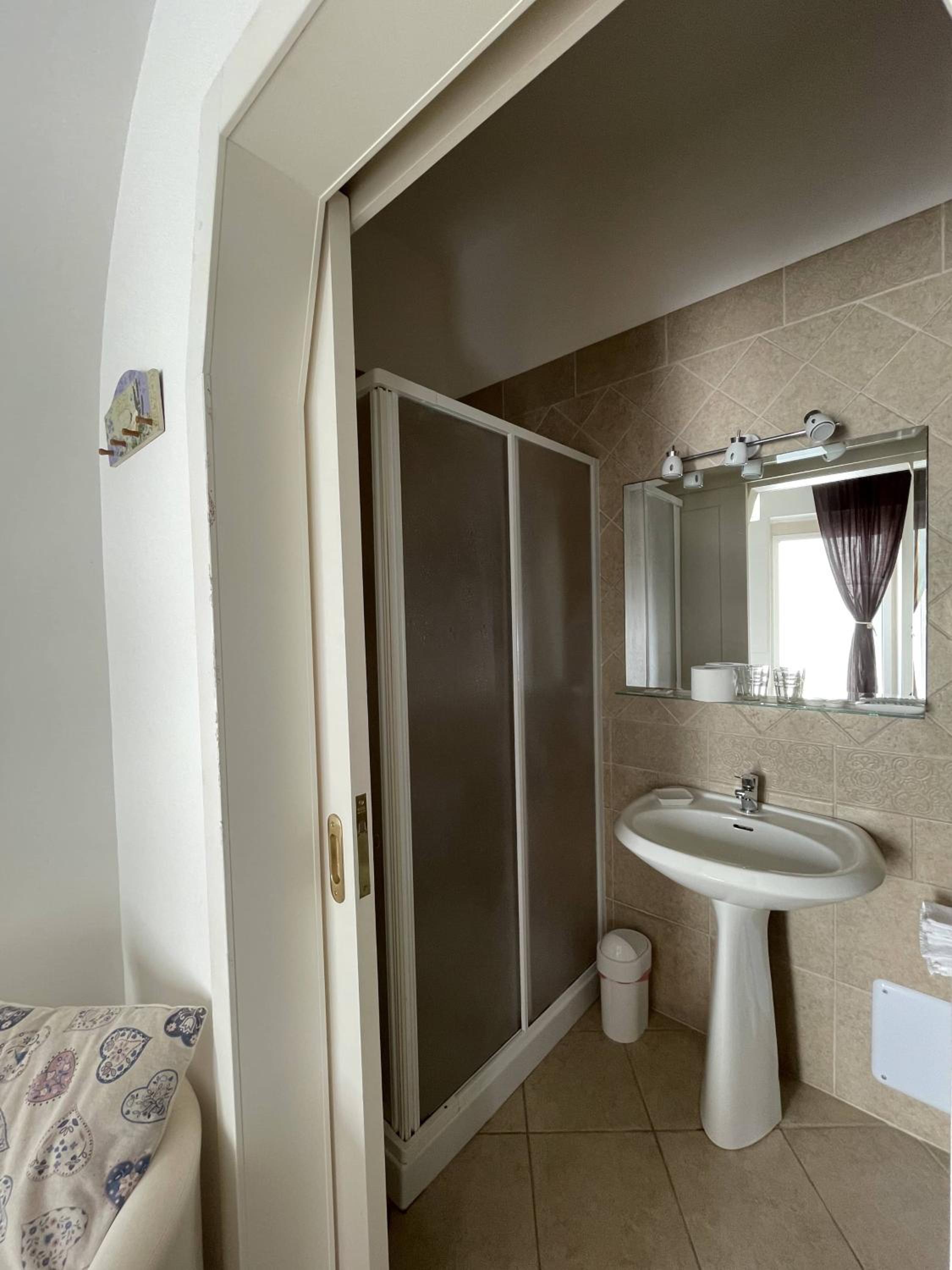 Book and Bed en Maglie — bathroom