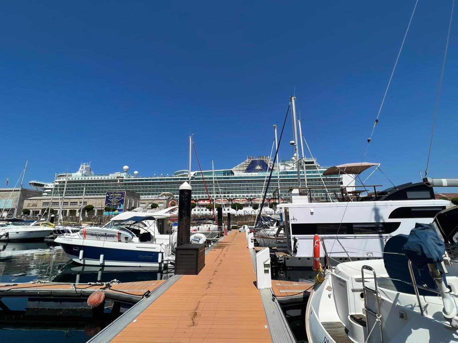 Casa Flotante en el Centro de Vigo - Different Charter