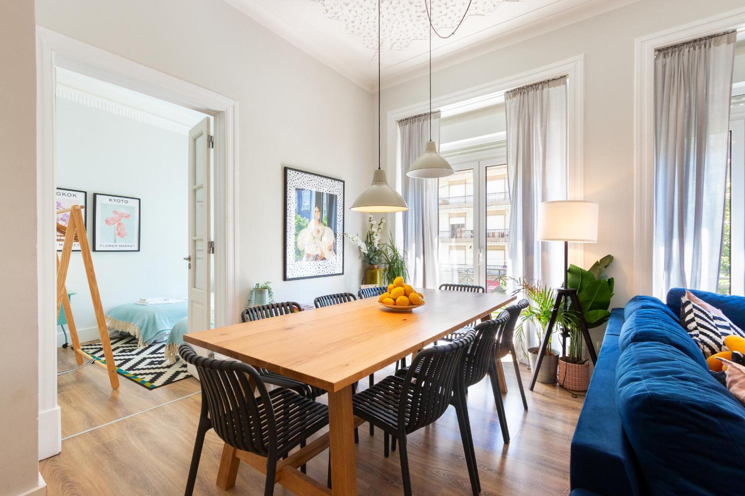 Bright City Center, 10m from subway, 6 rooms, up to 20 PPL view 2