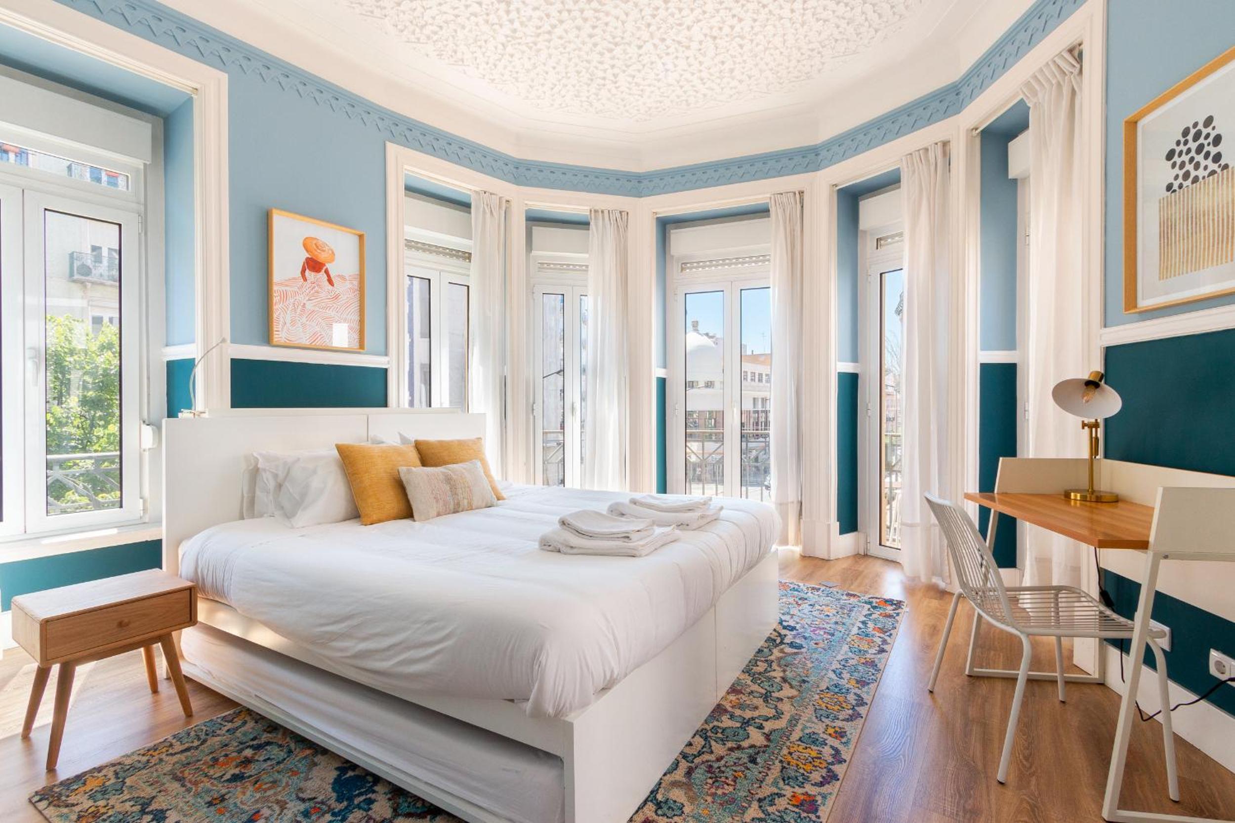 Bright City Center, 10m from subway, 6 rooms, up to 20 PPL view 3