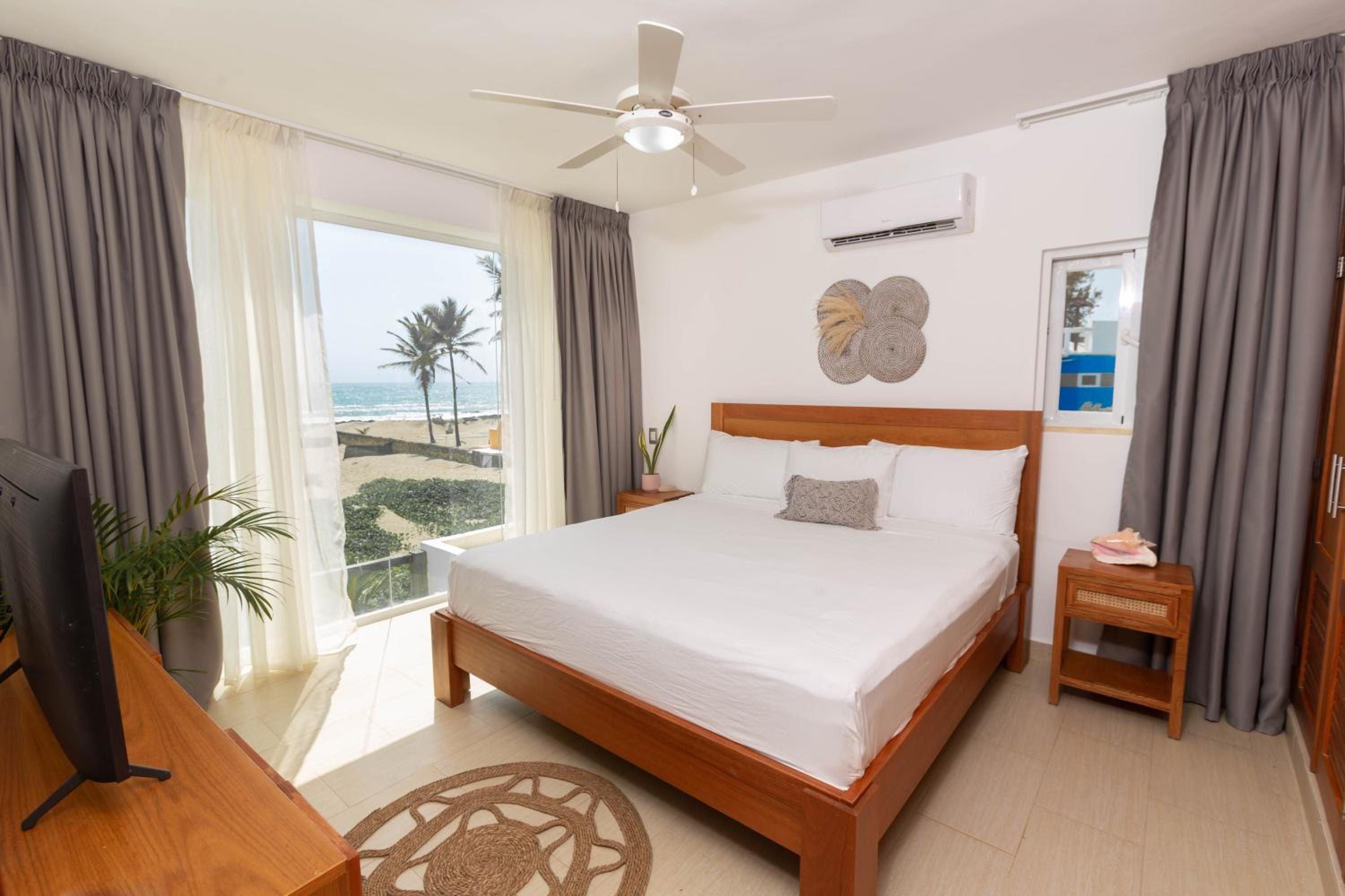 Amazing Ocean Front - 2 bedroom Apartment (117 sq meters) view 2