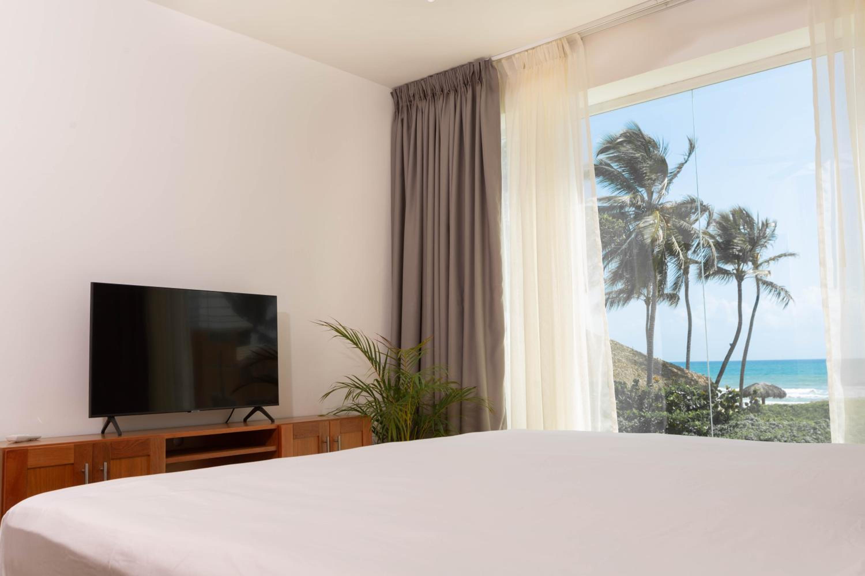 Amazing Ocean Front - 2 bedroom Apartment (117 sq meters) view 3