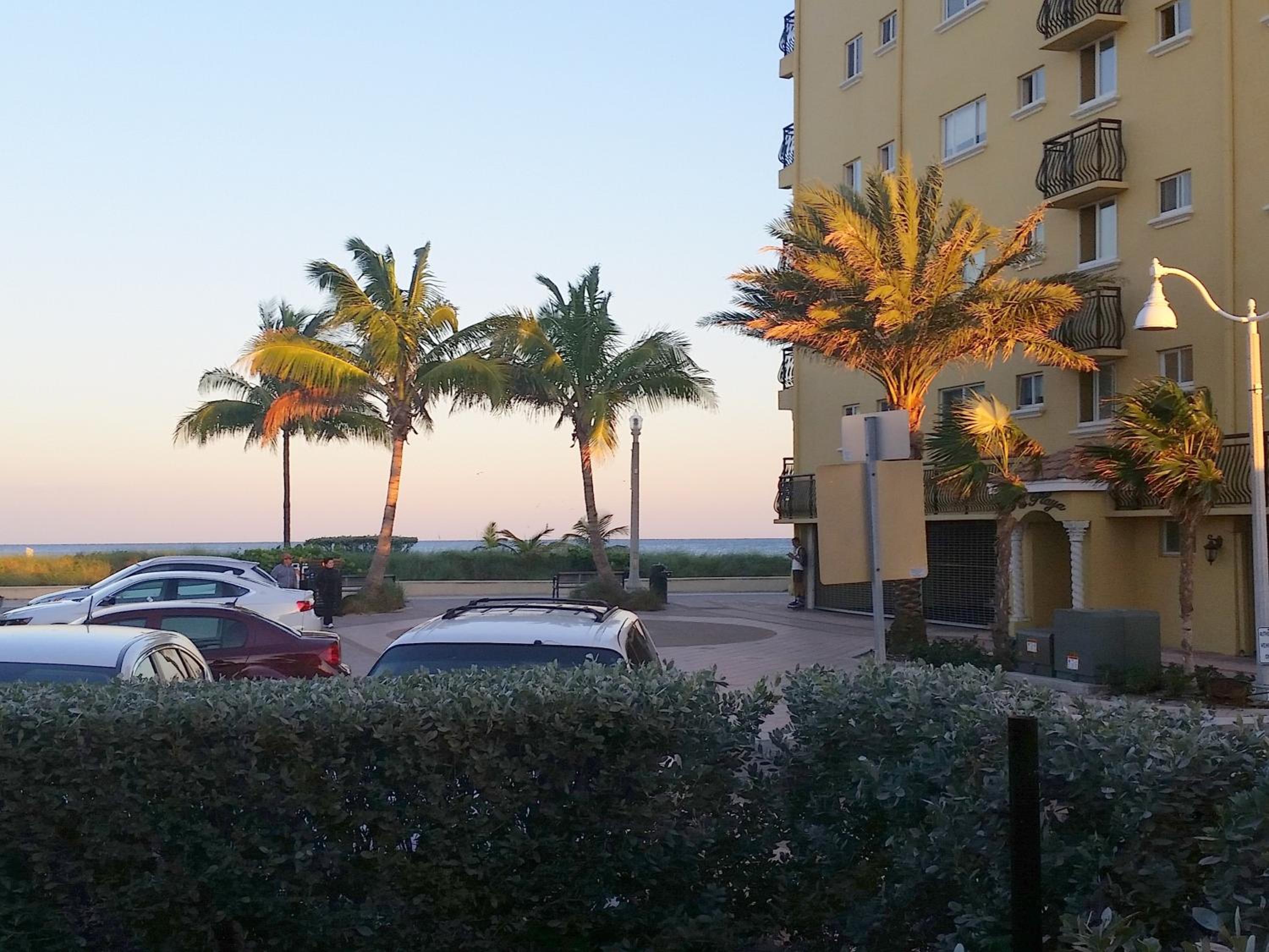 Hotel Hollywood Broadwalk Oceanside Hotel - Image 1