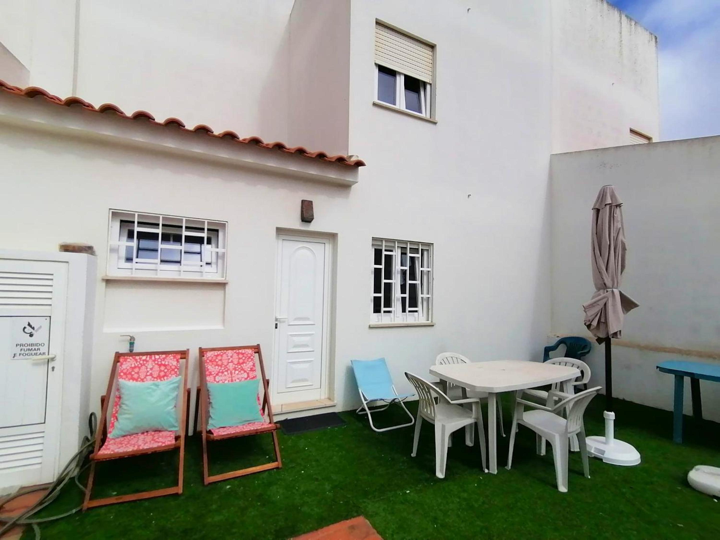 Cosy house in Atouguia da Baleia with private garden